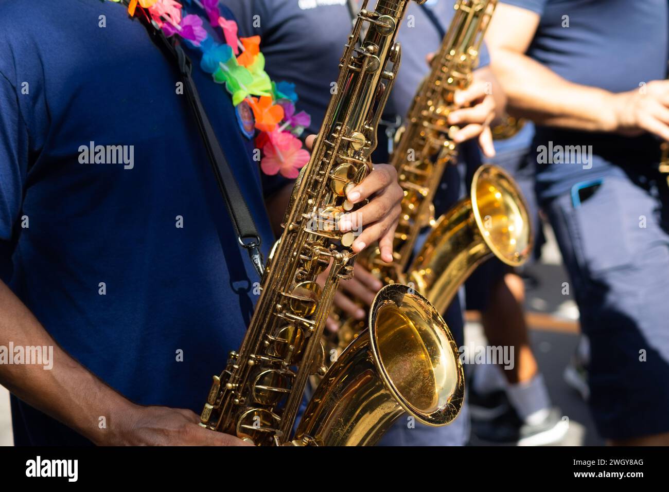 Salvador, Bahia, Brésil - 03 février 2024 : des musiciens jouant du saxophone sont vus au défilé pré-carnaval Fuzue dans la ville de Salvador, Bahia. Banque D'Images