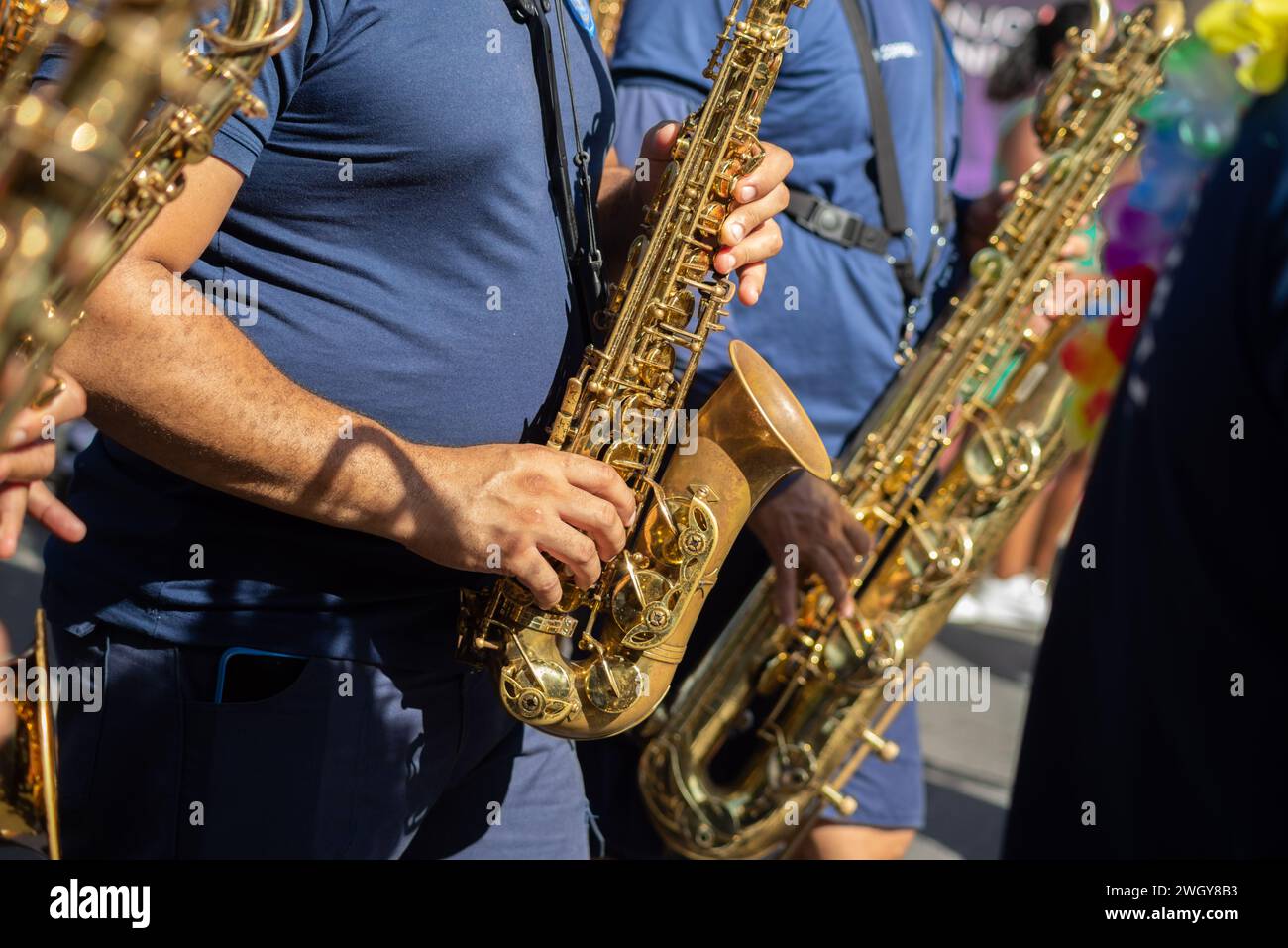 Salvador, Bahia, Brésil - 03 février 2024 : des musiciens jouant du saxophone sont vus au défilé pré-carnaval Fuzue dans la ville de Salvador, Bahia. Banque D'Images