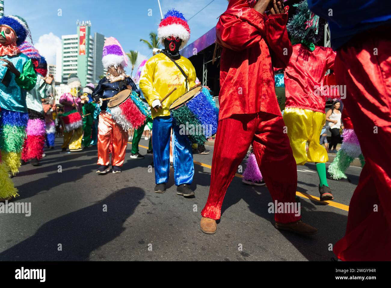 Salvador, Bahia, Brésil - 03 février 2024 : des musiciens du groupe folklorique Zambiapunga jouent et dansent pendant le pré-carnaval de Fuzue Banque D'Images