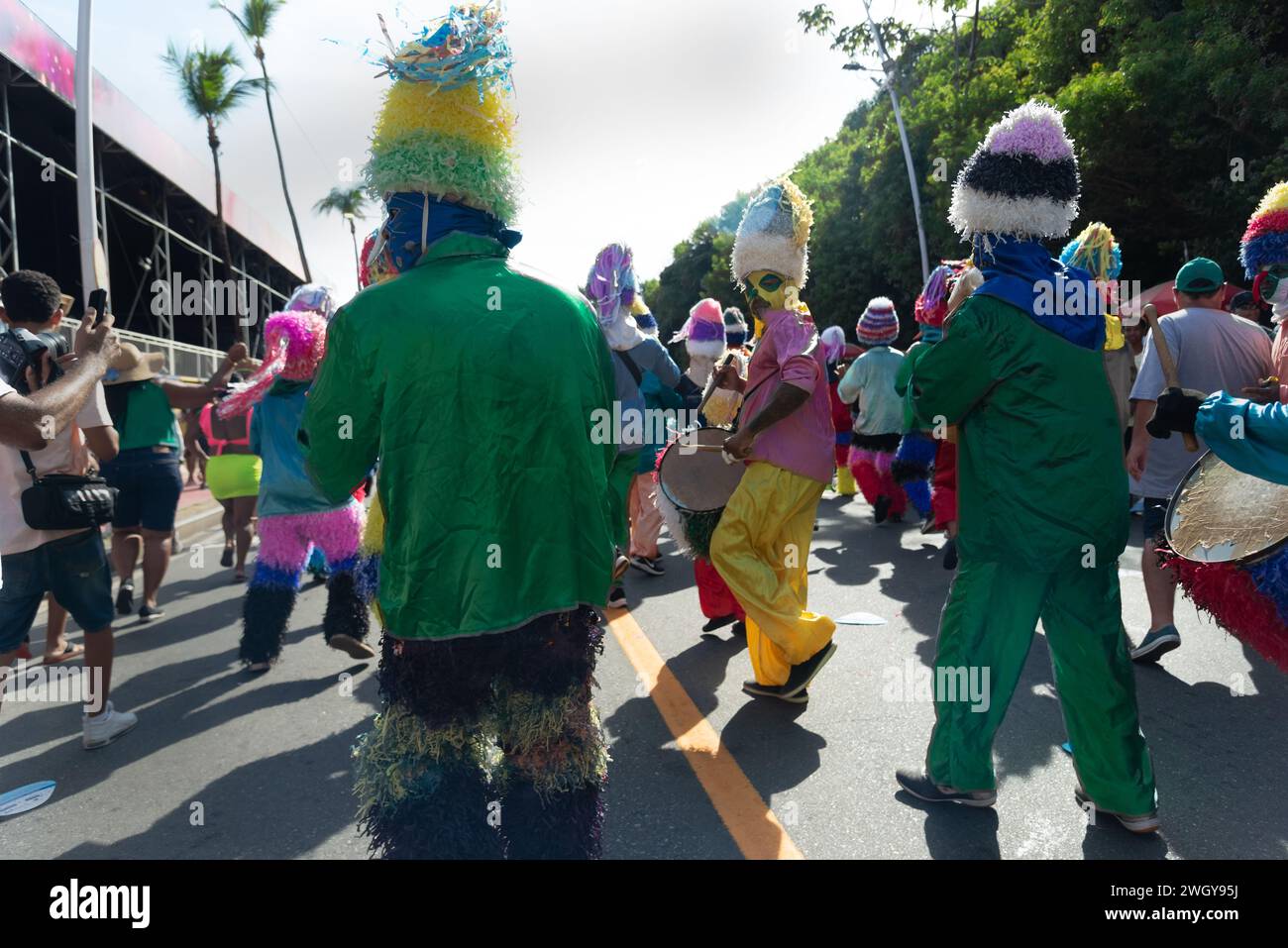 Salvador, Bahia, Brésil - 03 février 2024 : des musiciens du groupe folklorique Zambiapunga jouent et dansent pendant le pré-carnaval de Fuzue Banque D'Images