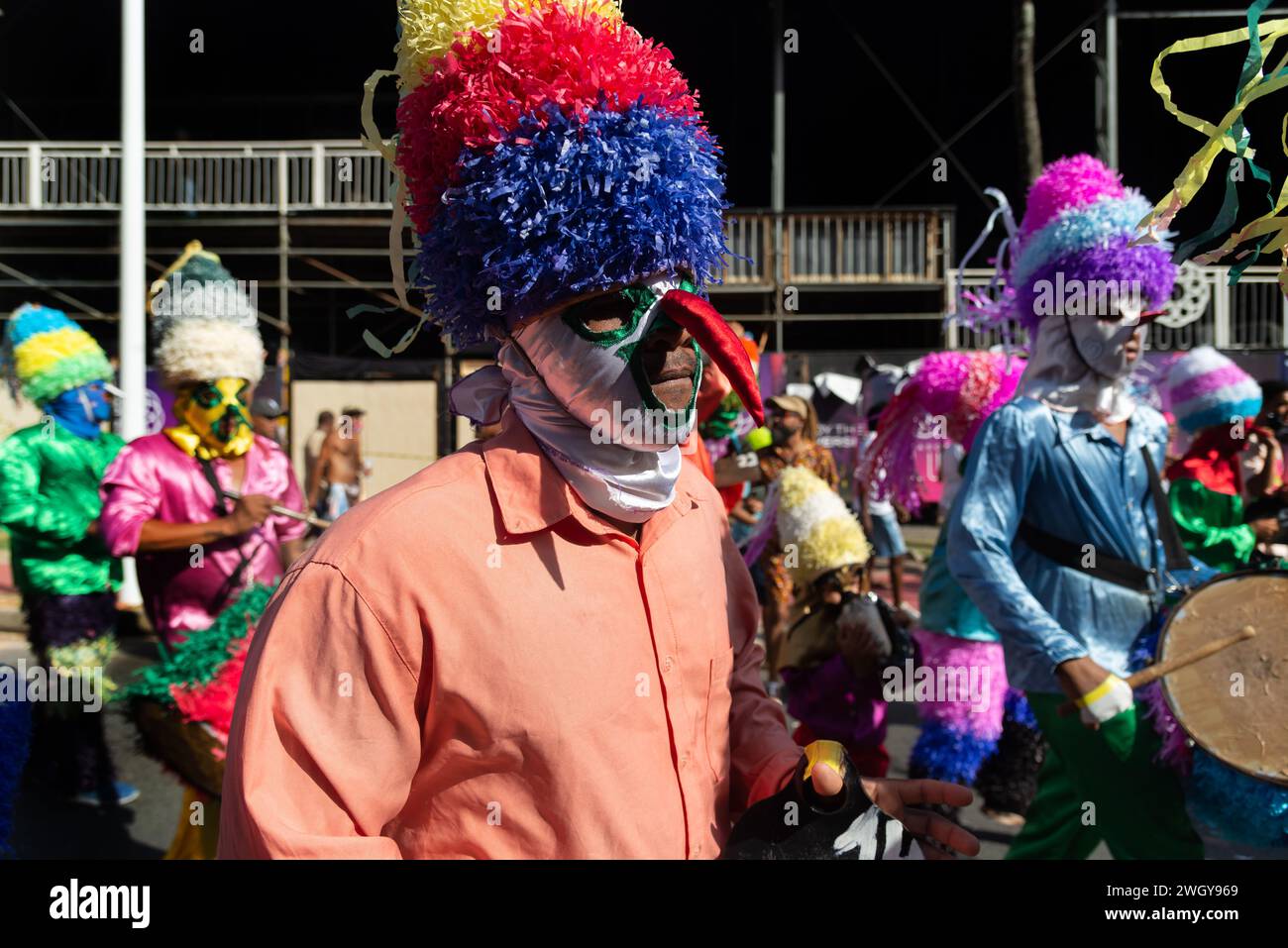 Salvador, Bahia, Brésil - 03 février 2024 : des musiciens du groupe folklorique Zambiapunga jouent et dansent pendant le pré-carnaval de Fuzue Banque D'Images