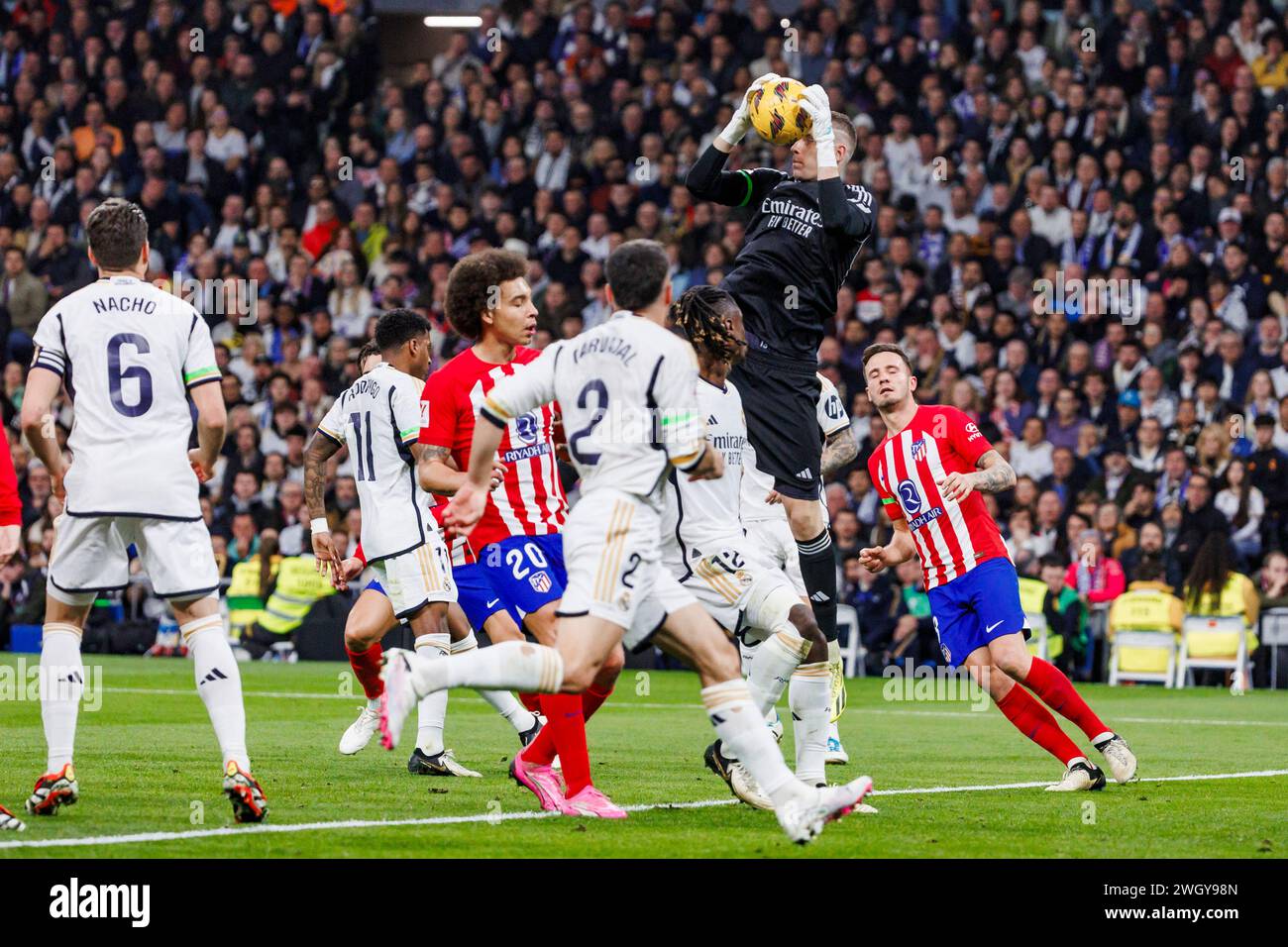 Madrid, Espagne. 04th Feb, 2024. Le gardien de but de l'Estadio Santiago Bernabéu Andriy Lunin du Real Madrid (R) défend le ballon lors du match LaLiga EA Sports entre le Real Madrid et l'Atlético de Madrid au stade Santiago Bernabeu le 4 janvier 2024 à Bilbao, en Espagne. (Photo de Maria de Gracia Jiménez) (Maria de Gracia Jiménez/SPP) crédit : SPP Sport Press photo. /Alamy Live News Banque D'Images