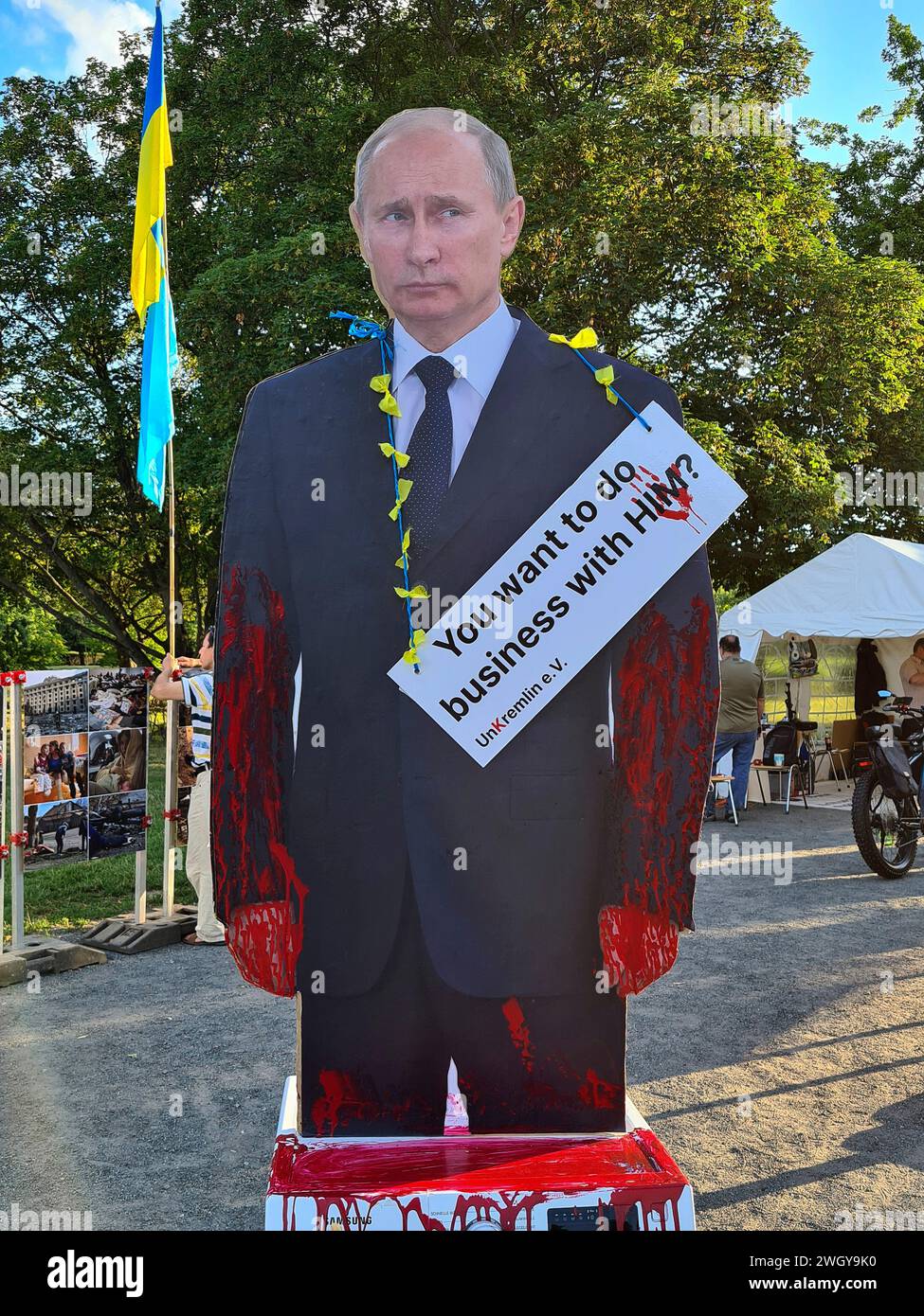 Wladimir Putin als blutuenstiger Diktator - Protestent gegen russische invasion der Ukraine, Berlin (nur fuer redaktionelle Verwendung. Keine Werbung. Banque D'Images