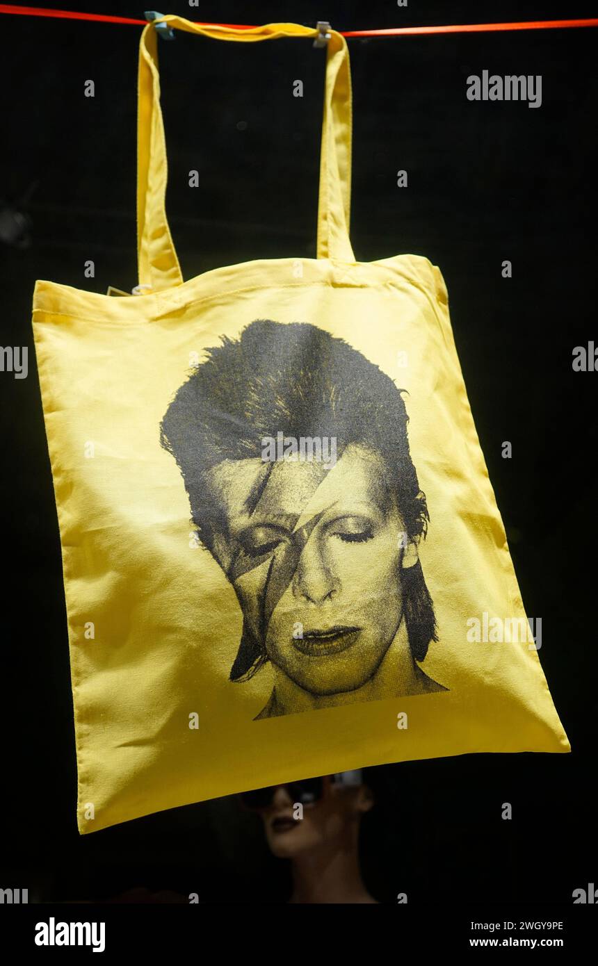 Einkaufsbeutel mit einem Portrait von David Bowie in seiner phase als 'Ziggy Dardust', Berlin (nur fuer redaktionelle Verwendung. Keine Werbung. Réf Banque D'Images