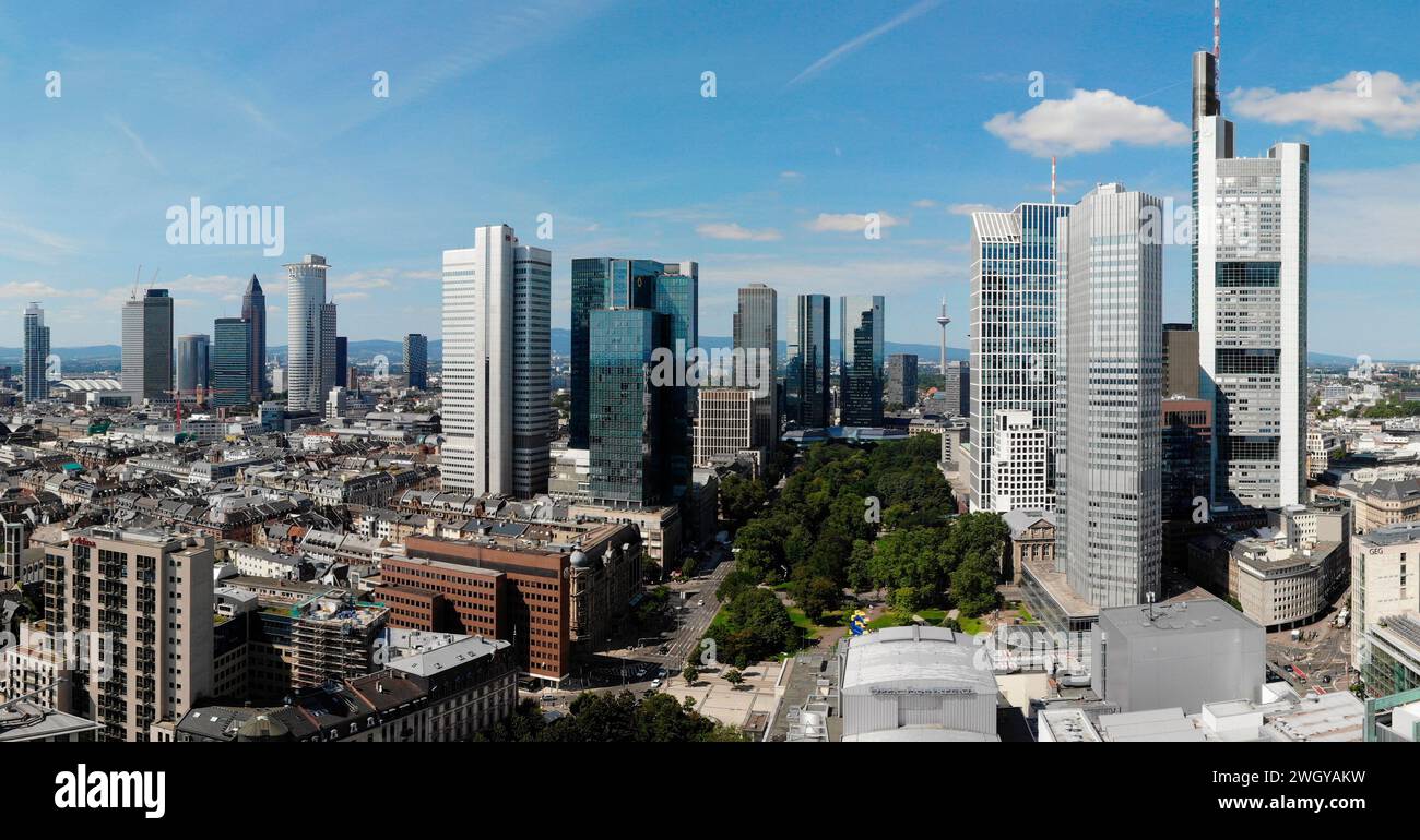 Panorama : Luftbild : Skyline City von Frankfurt u.a. mit Messeturm, DG Bank und Commerzbank Tower, Frankfurt am main (nur fuer redaktionelle Verwendung Banque D'Images