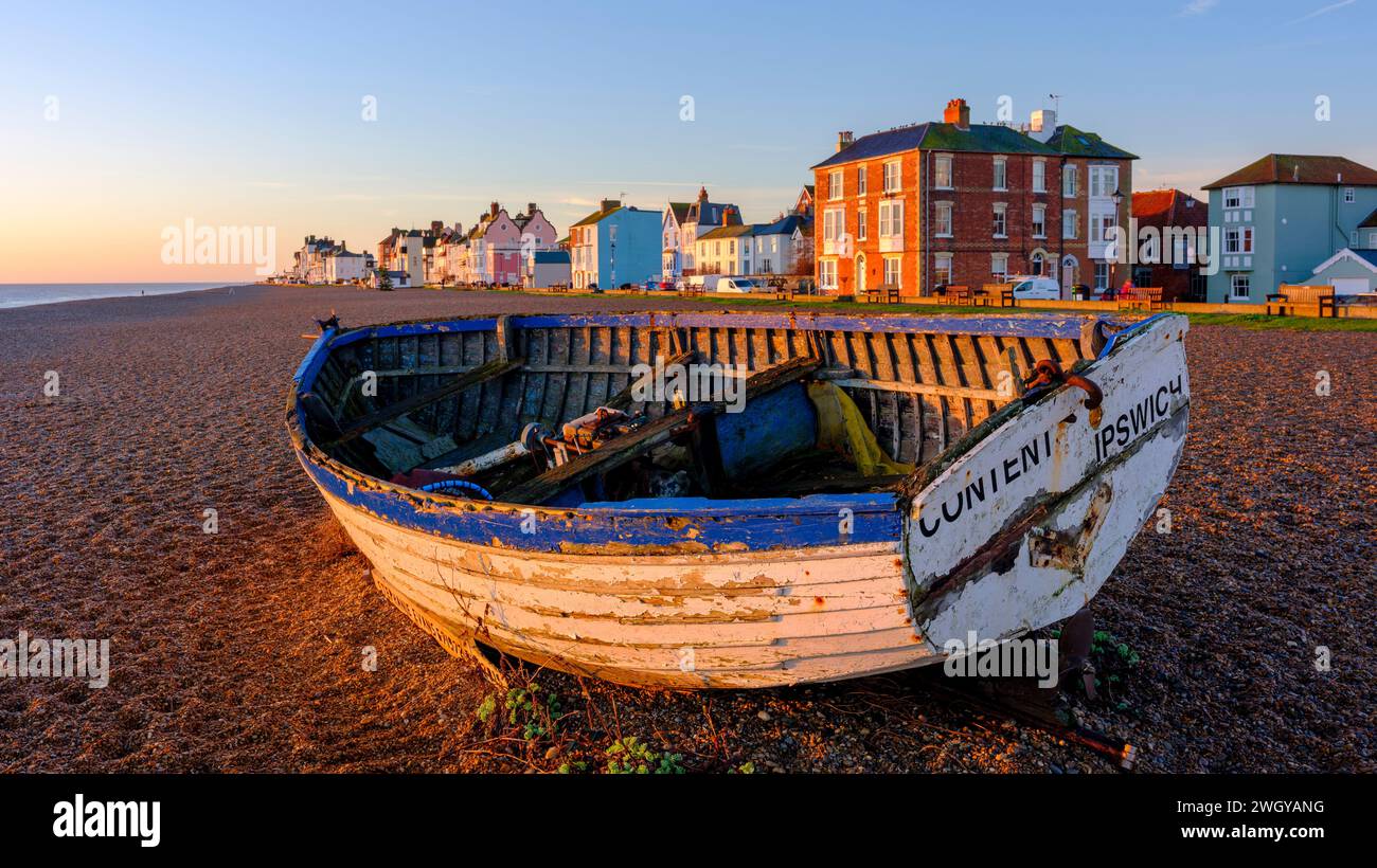 Aldeburgh, Royaume-Uni - 6 janvier 2023 : lever du soleil sur la plage à Aldeburgh, Suffolk, Royaume-Uni Banque D'Images