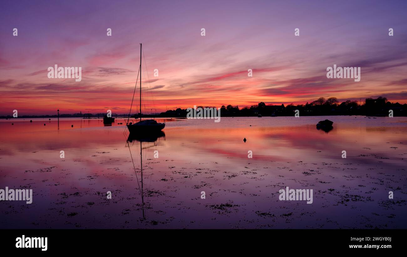 Emsworth, Royaume-Uni - 14 février 2023 : coucher de soleil hivernal sur Emsworth Harbour, Hampshire Banque D'Images