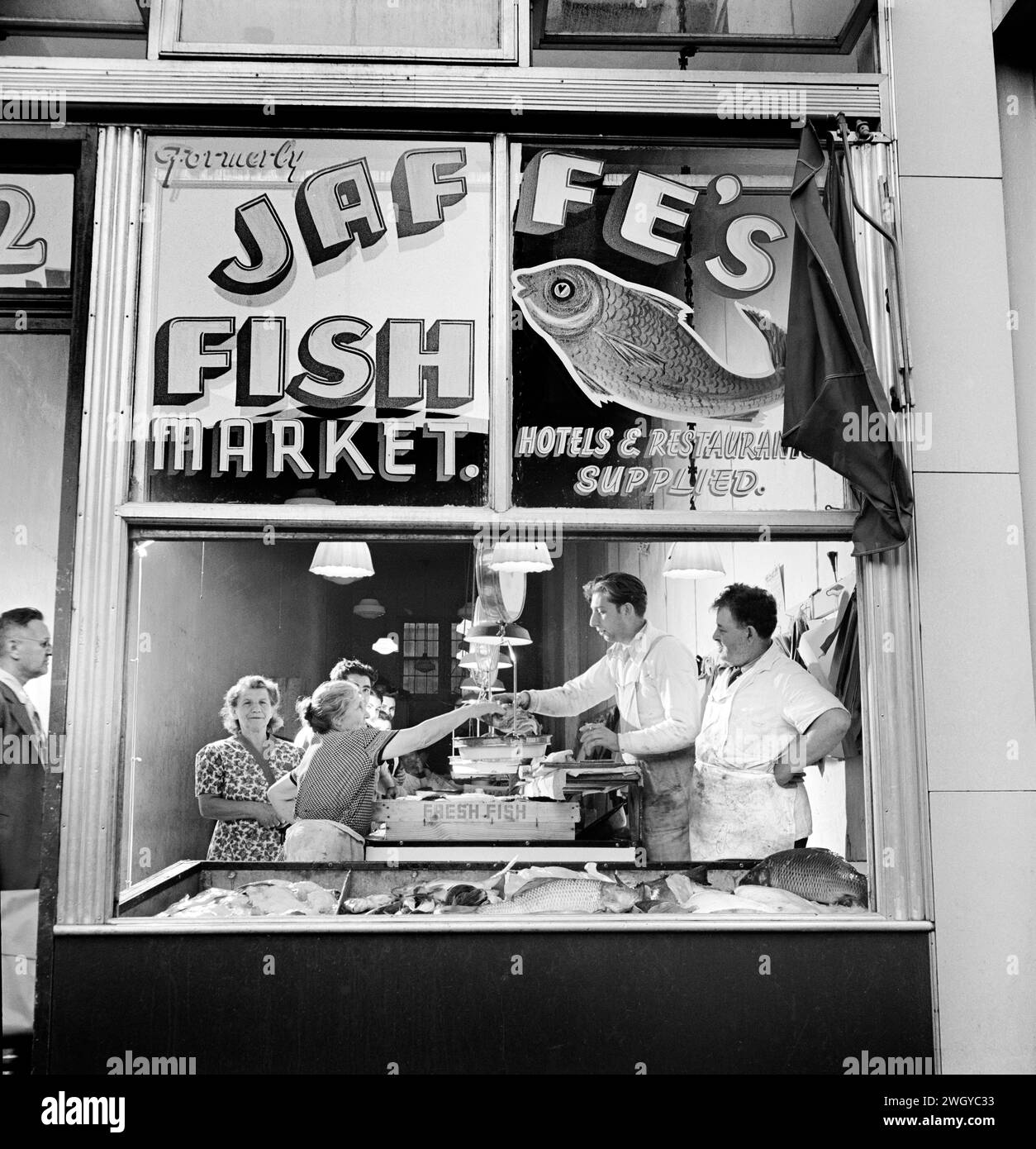 Clients du marché aux poissons de Jaffe dans le quartier juif, New York City, New York, États-Unis, Marjory Collins, U.S. Office of War information, août 1942 Banque D'Images