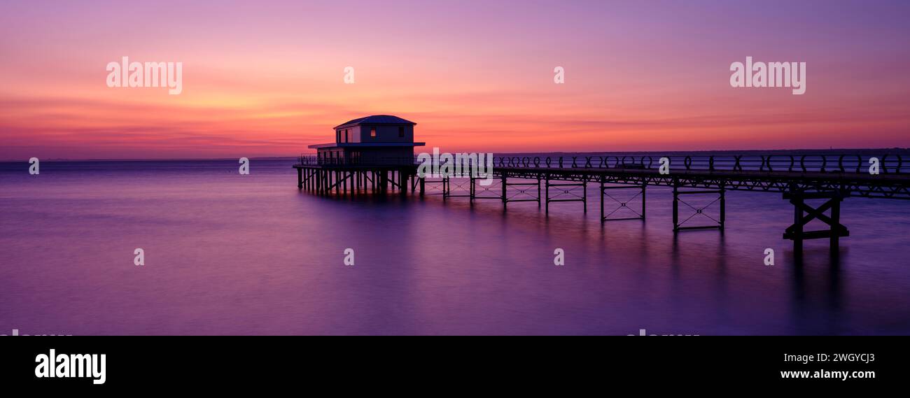 Coucher de soleil sur Totland Pier, île de Wight Banque D'Images