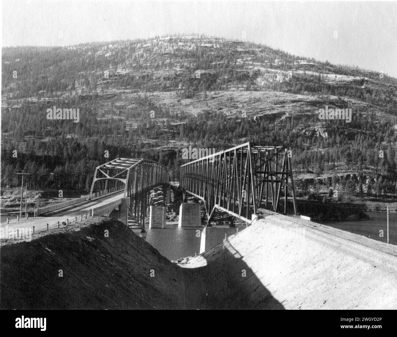 Ponts automobiles et ferroviaires à Kettle Falls. Banque D'Images