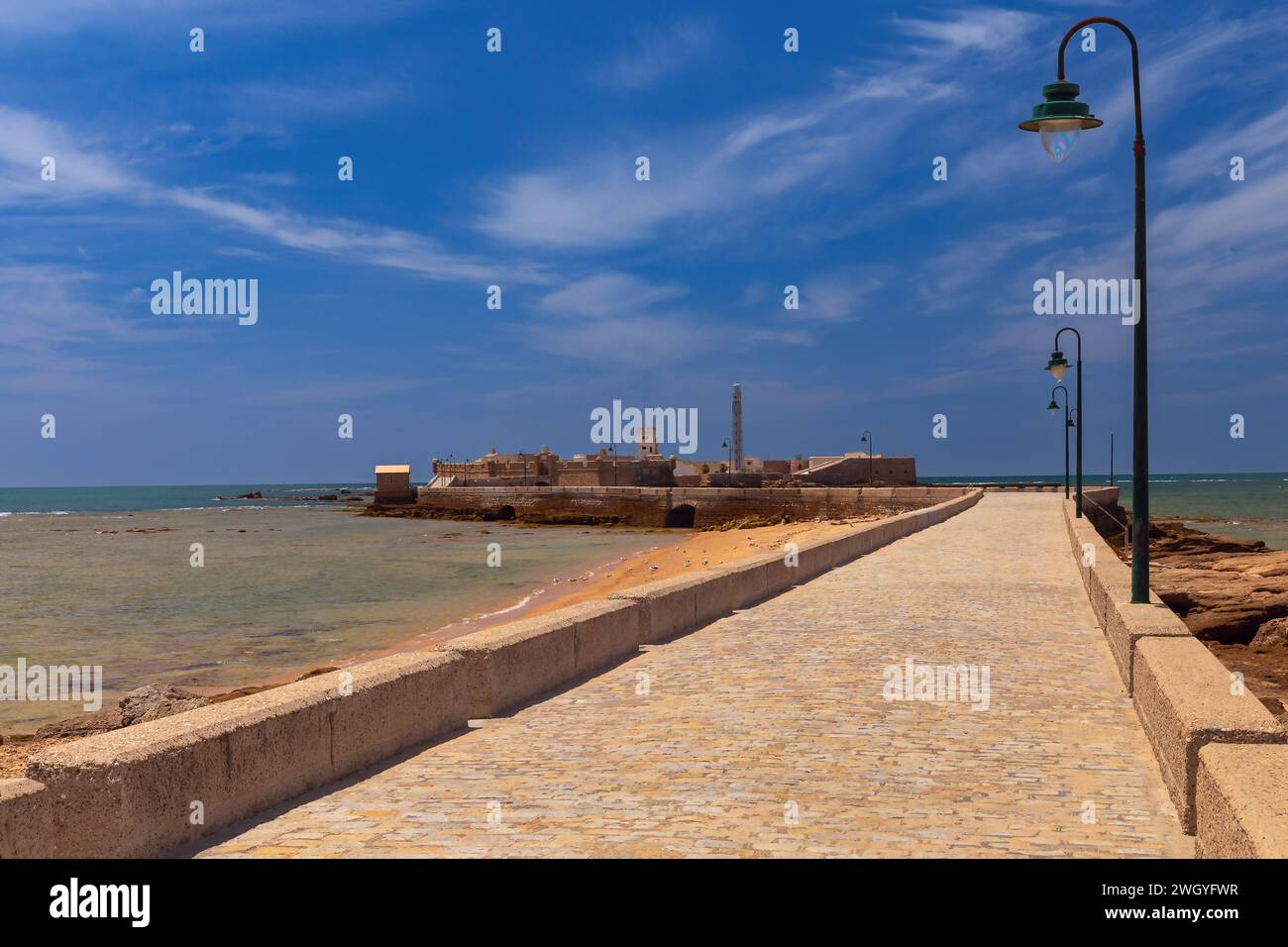 Vue sur Fort Sebastian et le pont de pierre avec des lanternes qui y mènent par une journée ensoleillée. Banque D'Images