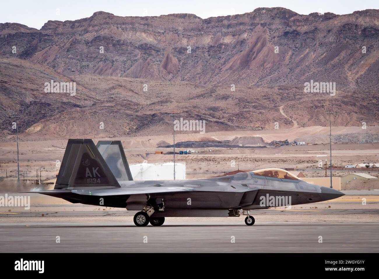 Un F-22 Raptor affecté au 525th Expeditionary Fighter Squadron, 3rd Air Expeditionary Wing, joint base Elmendorf-Richardson, Alaska, taxis sur l'aérodrome pendant l'exercice Bamboo Eagle à la base aérienne de Nellis, Nevada, 31 janvier 2024. BE 24-1 était un exercice unique en son genre dirigé par le U.S. Air Force Warfare Center et était composé d'environ 3 000 membres, alliés et partenaires du service interarmées des États-Unis de la Royal Air Force et de la Royal Australian Air Force, et plus de 150 avions de 24 unités dispersés dans plus de 10 emplacements dans l'ouest des États-Unis grâce à l'utilisation de Designated Banque D'Images