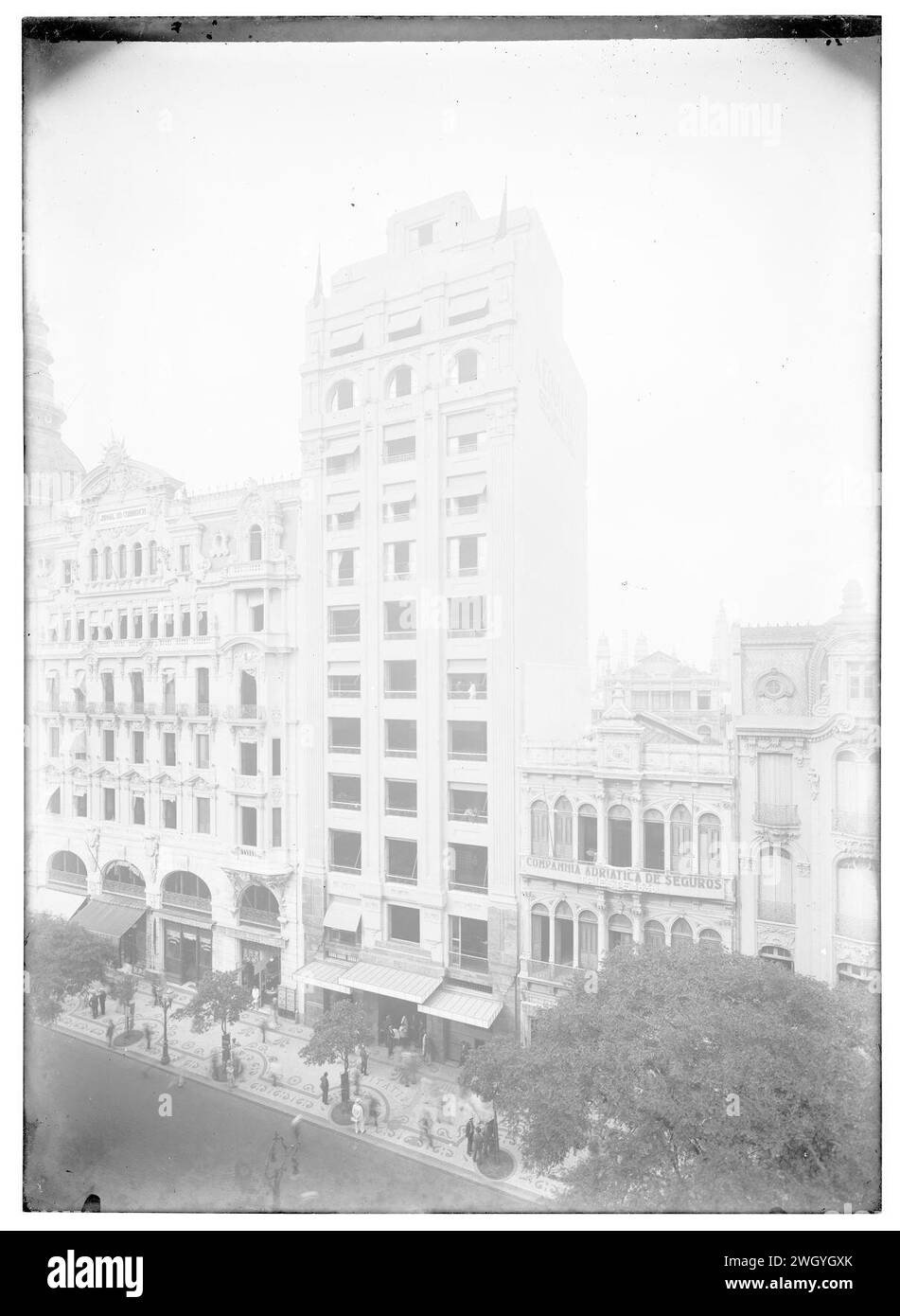 Avenida Rio Branco ; edifícios do Jornal do Comércio e da Companhia Adriática de Seguros (037SL03060). Banque D'Images