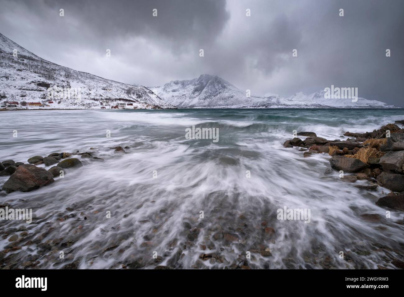 Grotfjord ou Grotfjorden Beach en hiver, île de Kvaloya, près de Tromvik, Troms og Finnmark County, Norvège, Scandinavie, Europe Banque D'Images