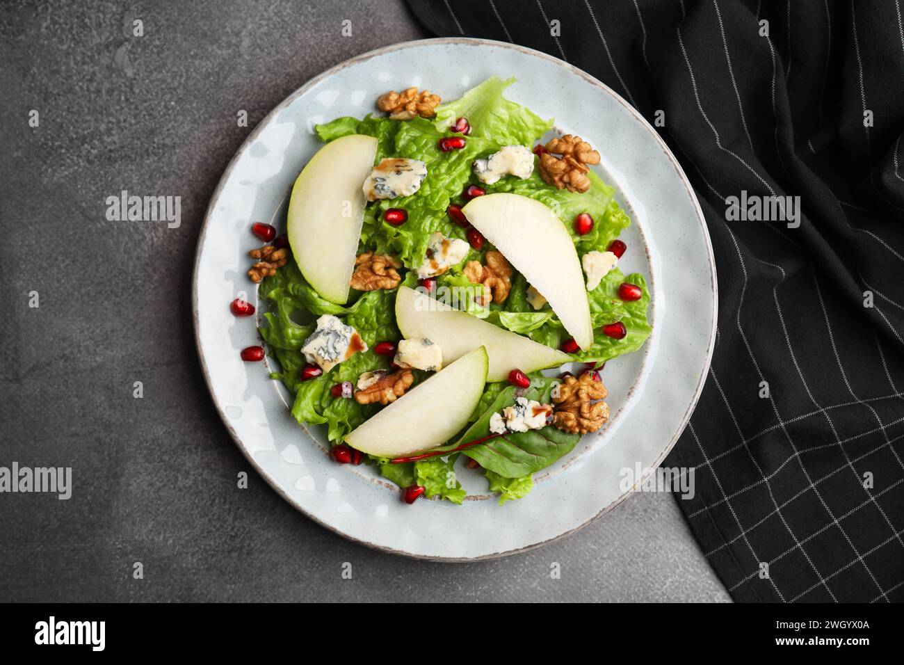 Délicieuse salade de poires sur table texturée sombre, vue de dessus Banque D'Images