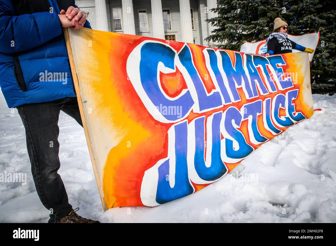 Panneau appelant à la justice climatique lors d'un rassemblement sur le changement climatique au Vermont State House, Montpelier, VT, janvier 27, 2024. Banque D'Images