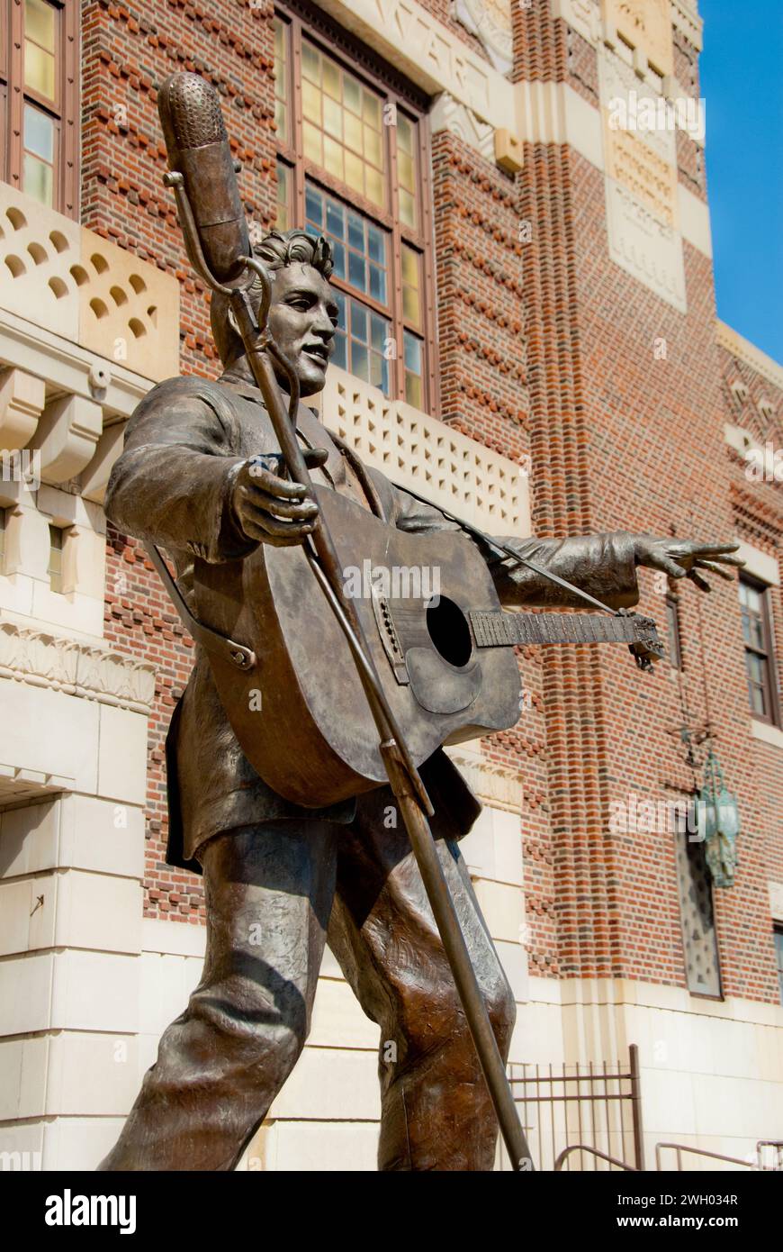 Statue d'Elvis Presley par Eric Kaposta (2004) devant l'Auditorium Municipal Memorial et le musée Stage of Stars, où Elvis a été présenté au Banque D'Images