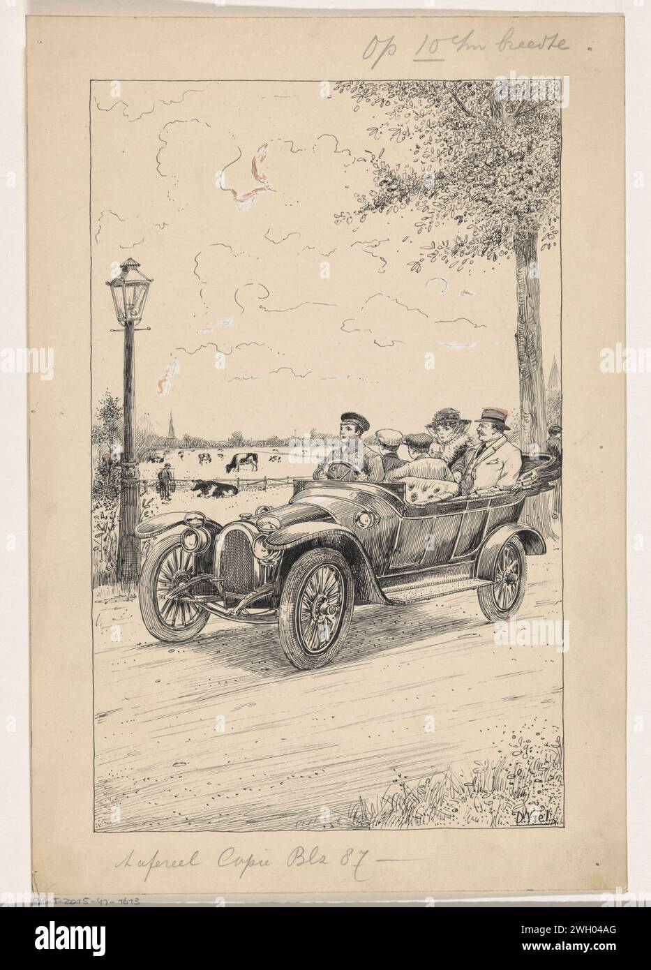 Famille dans une voiture avec un chauffeur, D. Fell, c. 1915 - c. 1935 dessin d'Un chauffeur contrôle une voiture dans laquelle une famille est composée d'un père, d'une mère et de deux fils. La voiture roule sur une route pavée dans la campagne. Des prairies avec des vaches peuvent être vues en arrière-plan. papier. encre. stylo de peinture de pont / brosse automobile. parents avec leurs enfants. bovins Banque D'Images