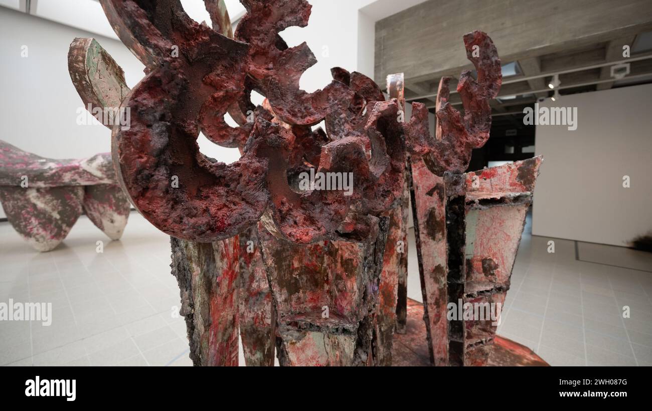 Londres, Royaume-Uni, 6 février 2024, When Forms Come Alive : soixante ans de sculpture sans repos, une nouvelle exposition à la Hayward Gallery. When Forms Come Alive, une exposition ludique et vivante qui met en lumière les manières dont les artistes se sont inspirés du mouvement, du flux et de la croissance organique, du geste d’un danseur à la rupture d’une vague, du flux de métal fondu à l’entrelacement d’une toile d’araignée. Couvrant plus de 60 ans d'art contemporain, cette exposition unique comprend une gamme de formes sculpturales énergétiques qui semblent suinter, onduler, fleurir., Andrew Lalchan Photography/Alamy Live News Banque D'Images