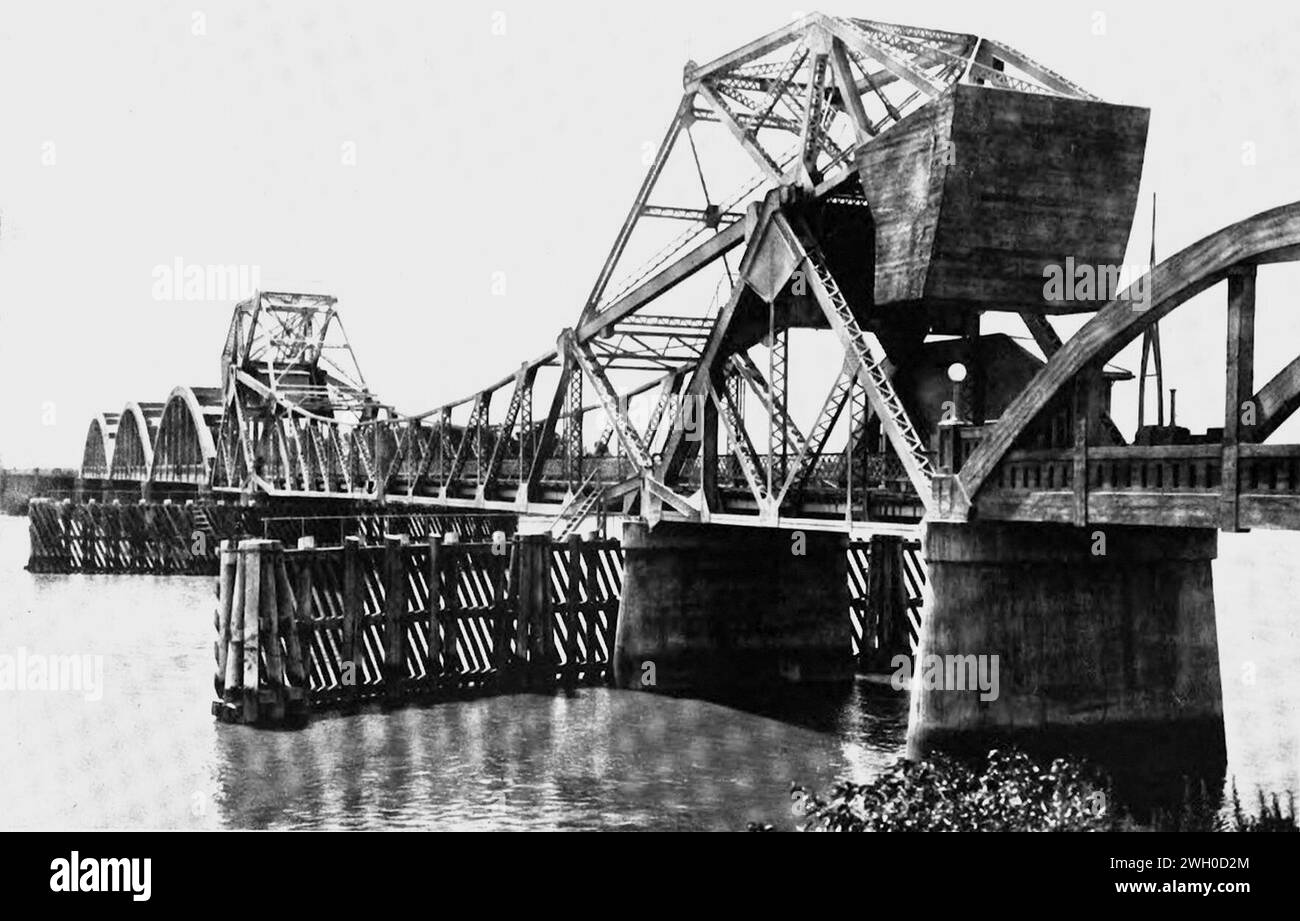 Pont basculant sur la rivière Sacramento à Rio Vista. Banque D'Images