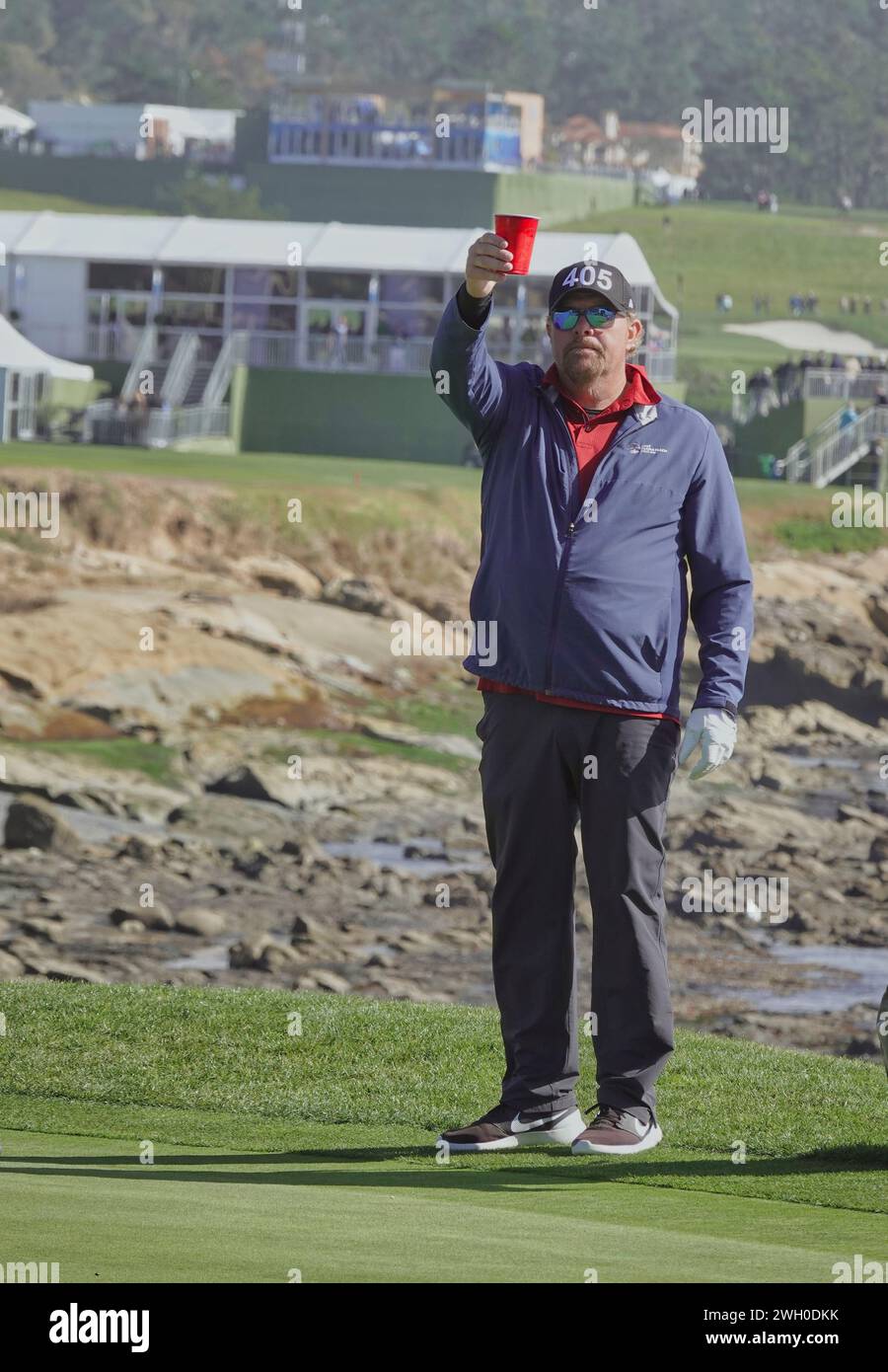 AT&T Pro-Am Golf 8 février 2020. Pebble Beach, CALIFORNIE, États-Unis Toby Keith lève sa célèbre coupe rouge pour rendre hommage à ses fans à l’AT&T Pro-Am Banque D'Images