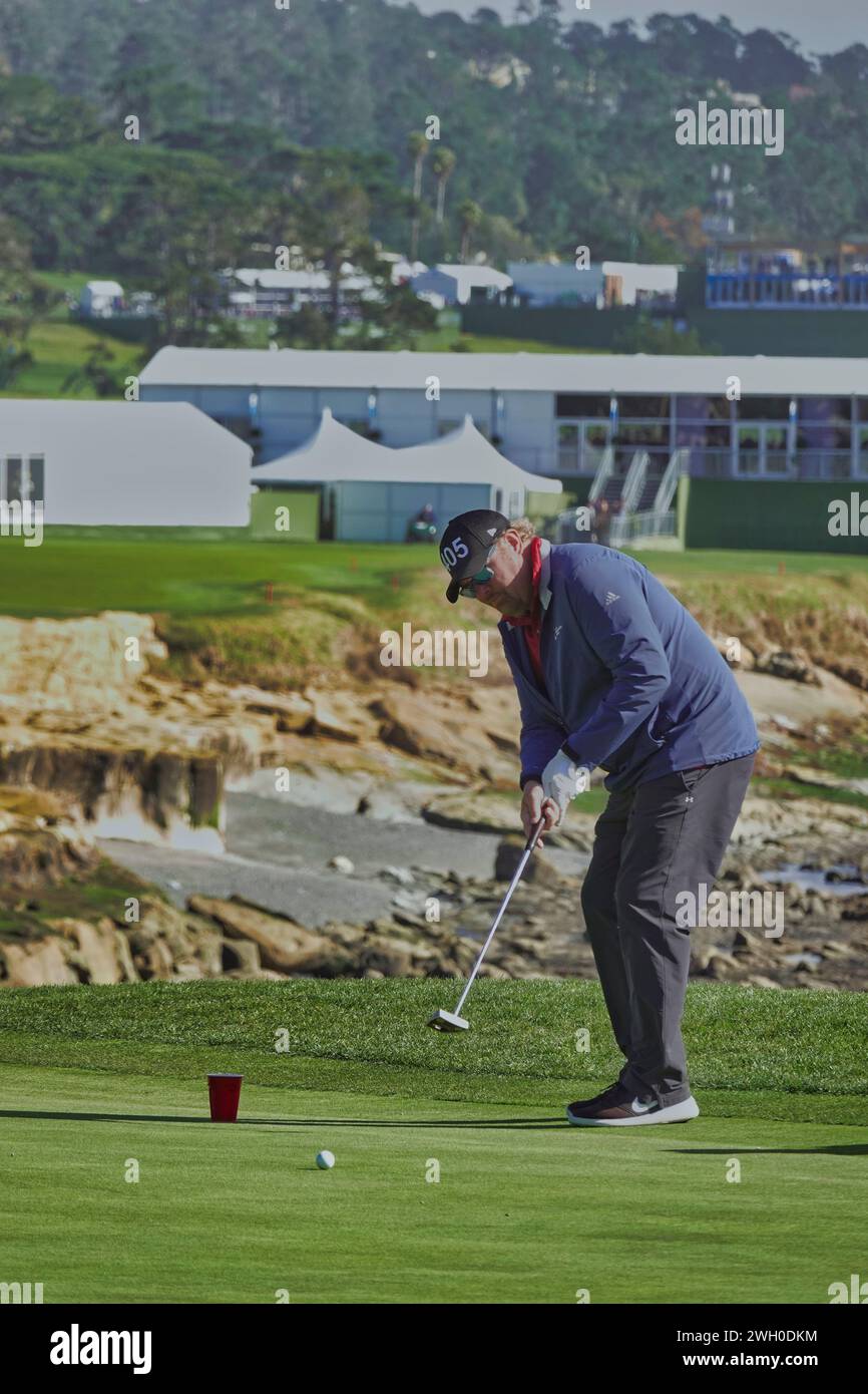 AT&T Pro-Am Golf 8 février 2020. Pebble Beach, CALIFORNIE, États-Unis Toby Keith putte sur le 18ème green avec sa célèbre coupe rouge à ses côtés à l’AT&T Pro-Am Banque D'Images