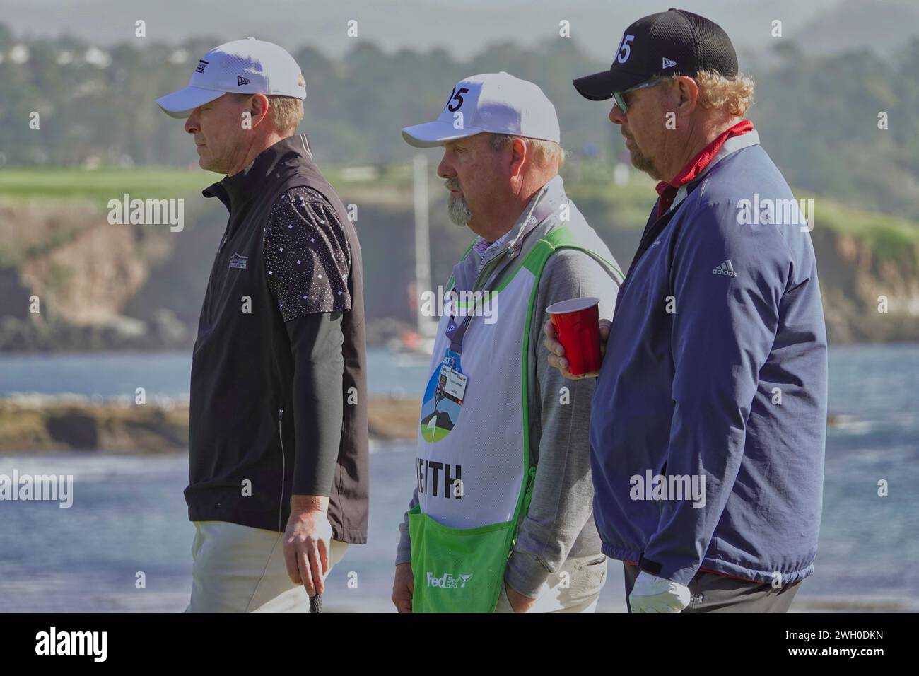 AT&T Pro-Am Golf 8 février 2020. Pebble Beach, CALIFORNIE, États-Unis Toby Keith regarde ses partenaires finir sur le 18e green aux côtés du capitaine américain Ryder Steve Stricker et de sa célèbre coupe rouge à l’AT&T Pro-Am Banque D'Images