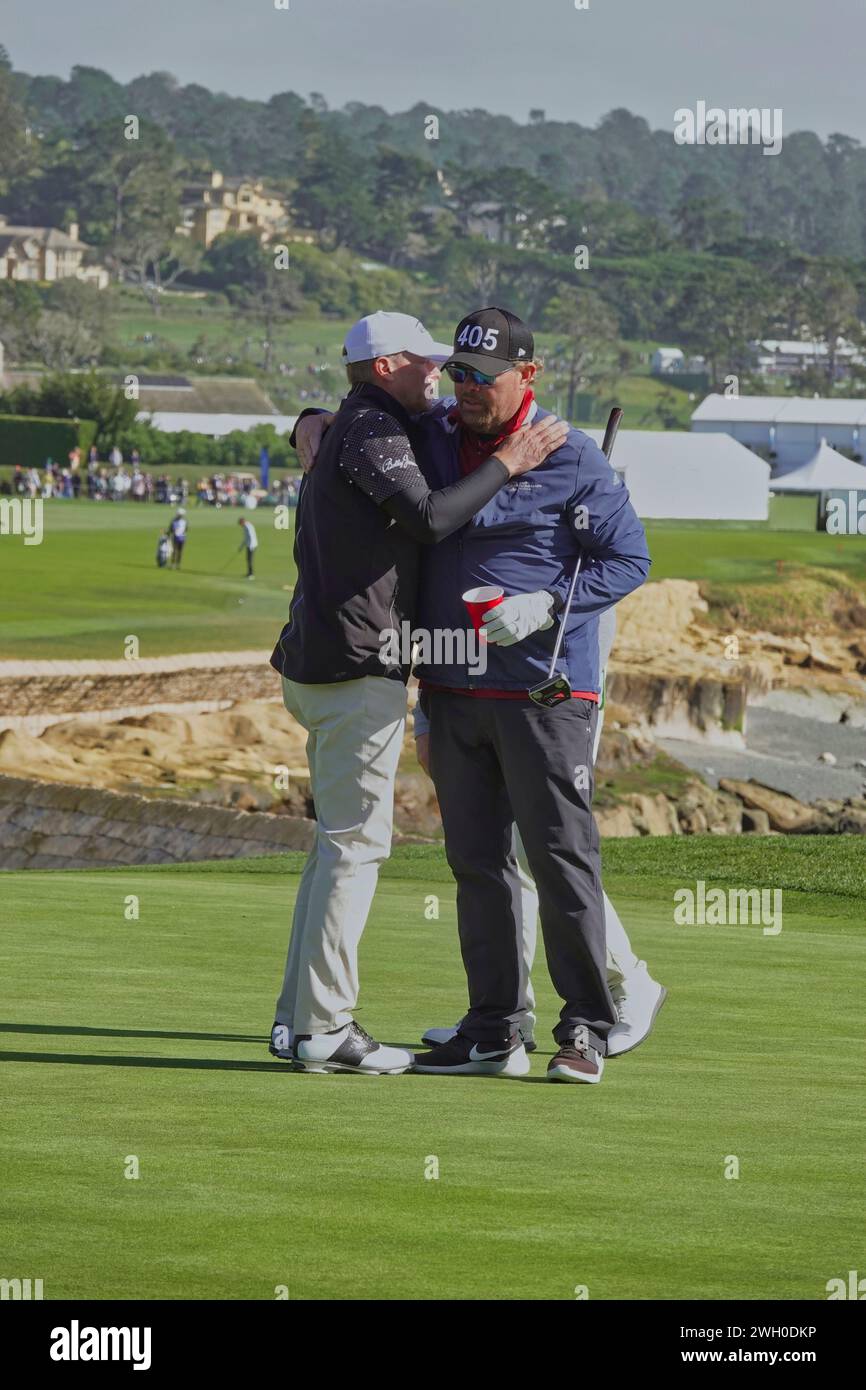 AT&T Pro-Am Golf 8 février 2020. Pebble Beach, CALIFORNIE, États-Unis Toby Keith embrasse son ami et collègue chanteur country, Colt Ford après avoir mis sur le 18ème green avec sa célèbre coupe rouge en main à l'AT&T Pro-Am Banque D'Images