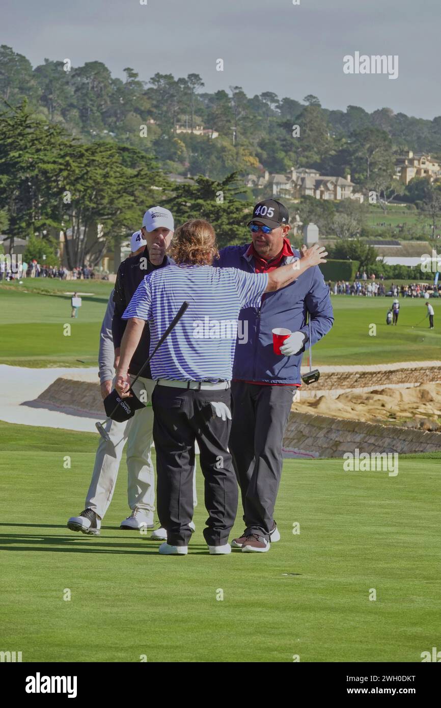 AT&T Pro-Am Golf 8 février 2020. Pebble Beach, CALIFORNIE, États-Unis Toby Keith embrasse son ami et collègue chanteur country, Colt Ford après avoir mis sur le 18ème green avec sa célèbre coupe rouge en main à l'AT&T Pro-Am Banque D'Images