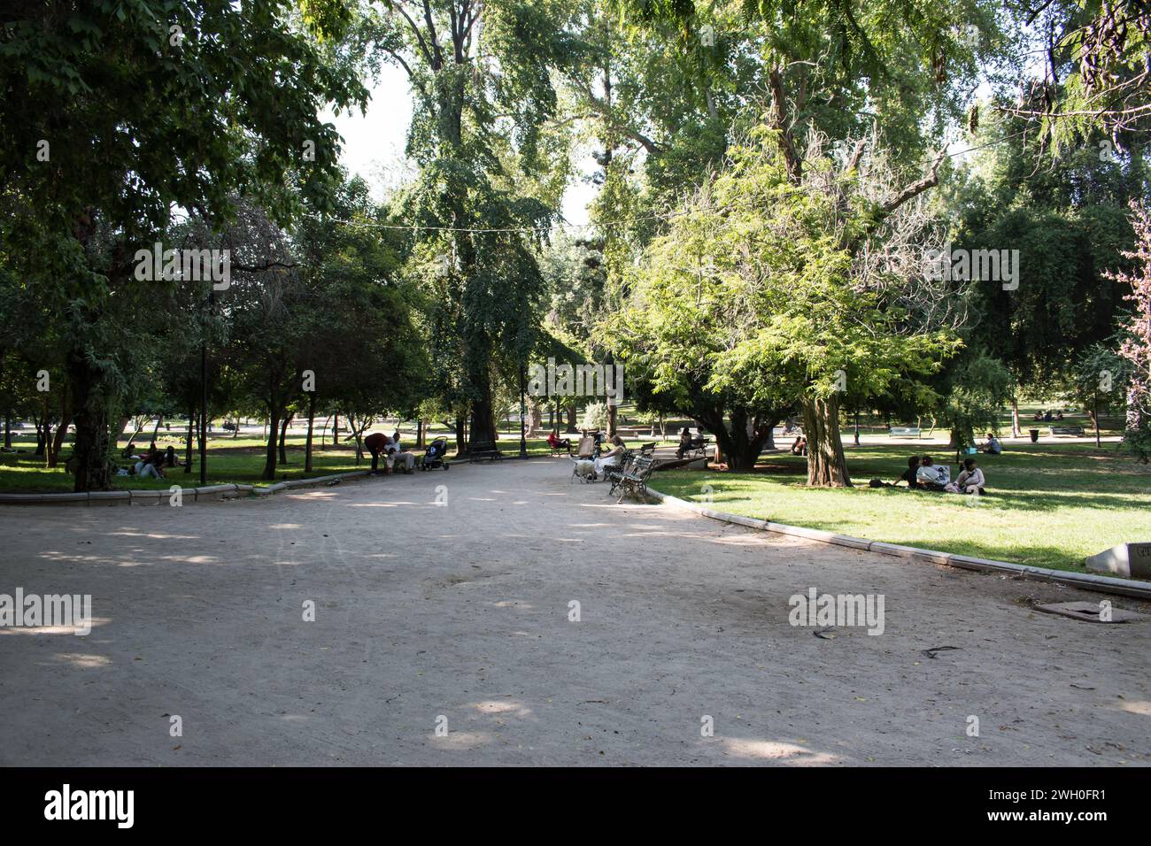 Parque Forestal à Santiago du Chili est un parc urbain pittoresque qui s'étend le long de la rivière Mapocho, offrant une oasis de sérénité au milieu de la ville animée. Banque D'Images