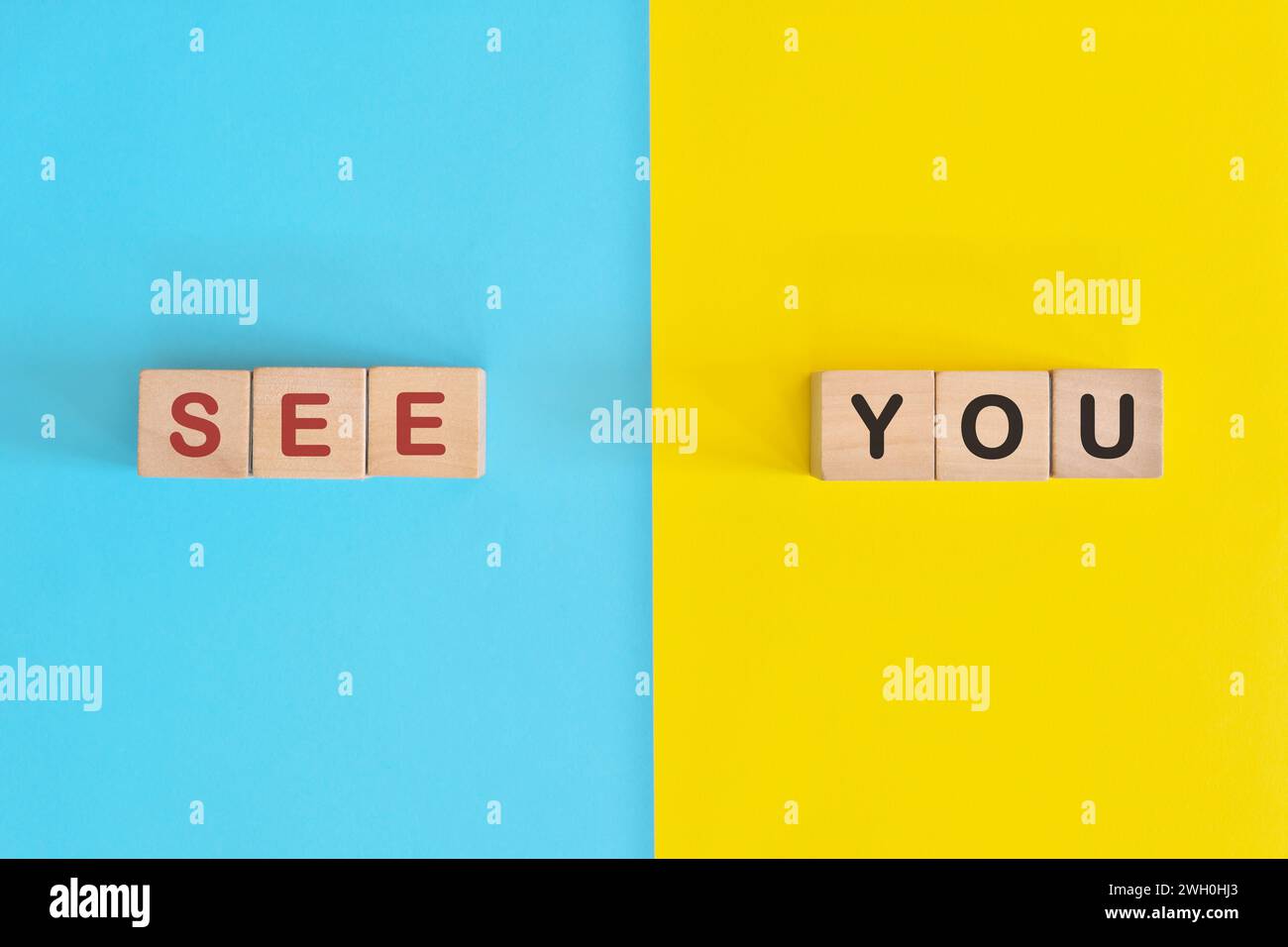 Voyez-vous la phrase saluer la typographie des blocs en bois en fond bleu vif et jaune. Banque D'Images