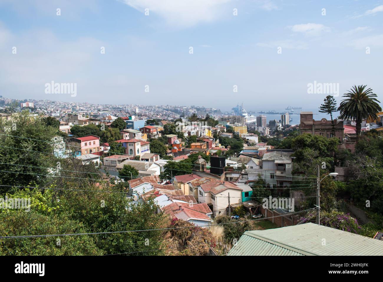 Vue sur le paysage de la ville colorée de Valparaiso. Banque D'Images