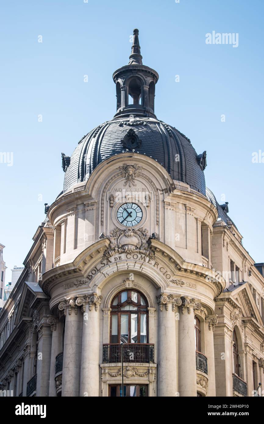 Le Santiago Stock Exchange Building, construit par l'architecte Emile Jecquier entre 1913 et 1917, se trouve sur la rue Bandera dans le centre de Santiago du Chili. Banque D'Images