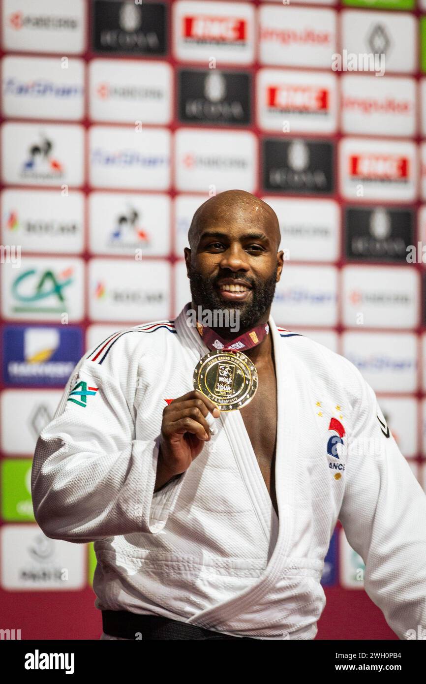 Paris, France. 04th Feb, 2024. Le Français Teddy Riner montre sa médaille d'or lors du 100kg 2024 Judo Grand Chelem Paris. L’Accor Arena, à Paris, a accueilli le Grand Chelem de Paris du 2 au 4 février, événement sur le circuit mondial de la Fédération internationale de Judo (FIJ). Dimanche, dernier jour de la compétition, les athlètes des catégories hommes -90kg, -100kg, 100kg et femmes -78kg, 78kg se sont affrontés. Crédit : SOPA images Limited/Alamy Live News Banque D'Images