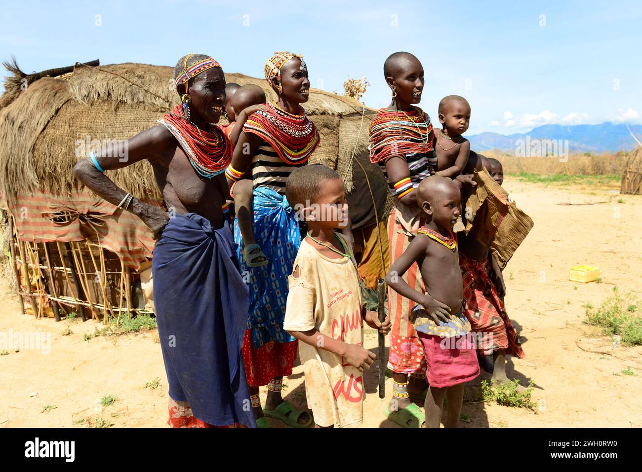 Femme et enfants de Rendille dans leur village de la région de Korr au nord du Kenya. Banque D'Images