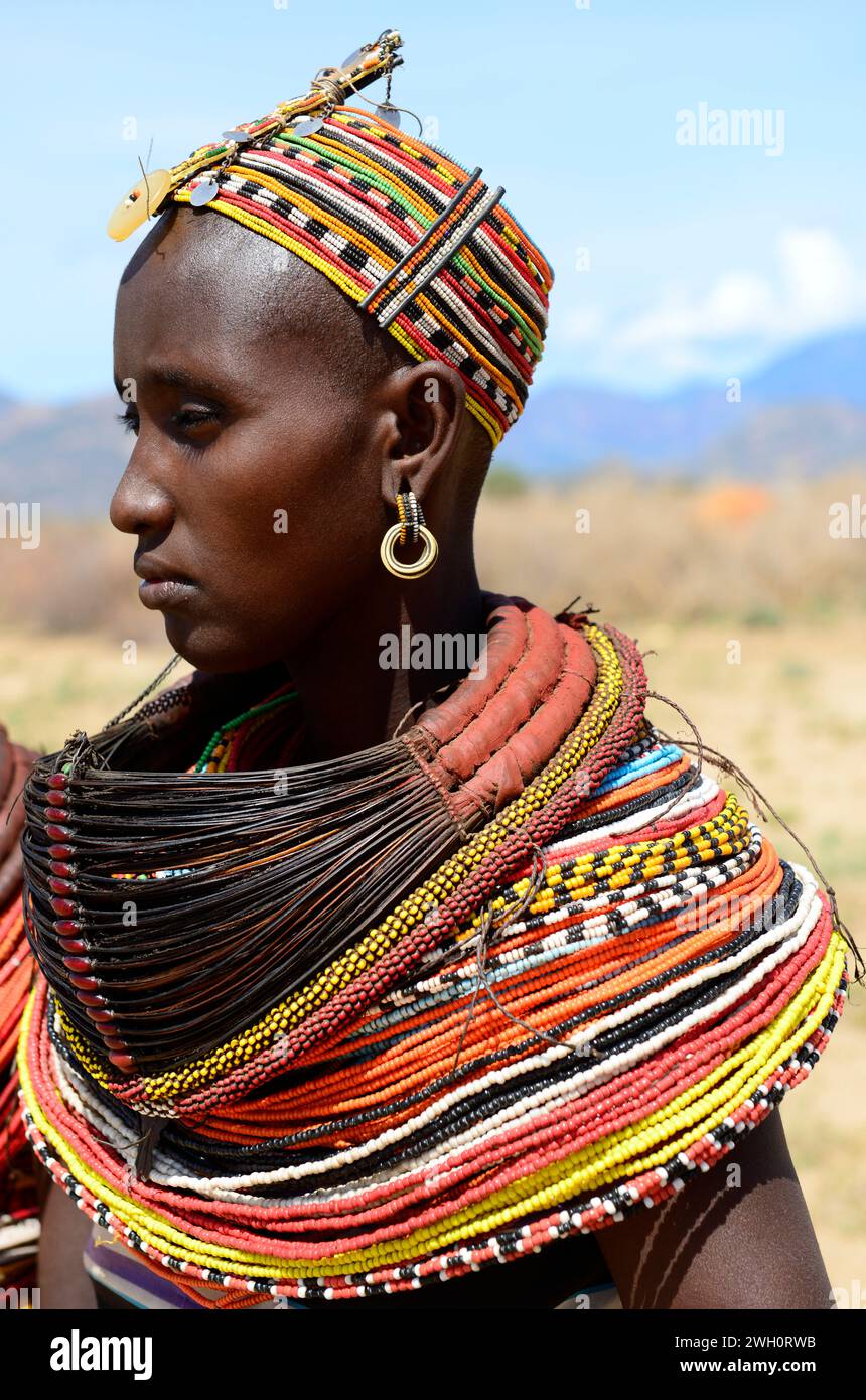 Une femme de Rendille portant un collier traditionnel fait de faisceaux de poils de queue de girafe. Région de Korr dans le nord du Kenya. Banque D'Images