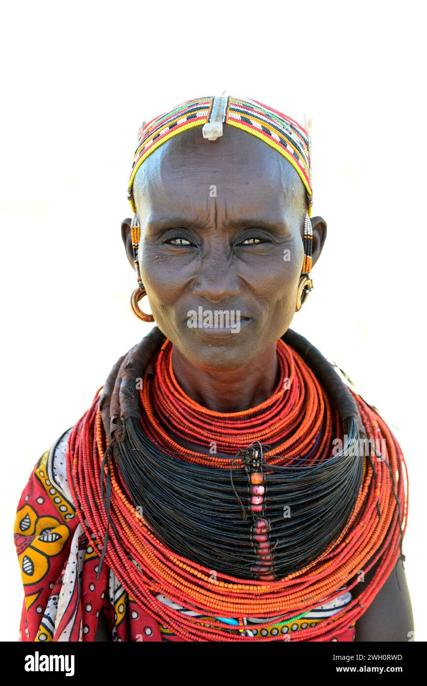 Une femme de Rendille portant un collier traditionnel fait de faisceaux de poils de queue de girafe. Région de Korr dans le nord du Kenya. Banque D'Images