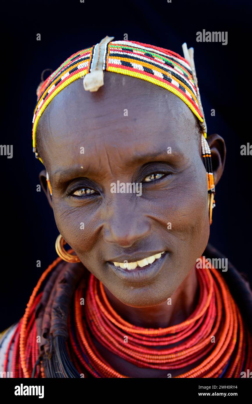 Une femme de Rendille portant un collier traditionnel fait de faisceaux de poils de queue de girafe. Région de Korr dans le nord du Kenya. Banque D'Images