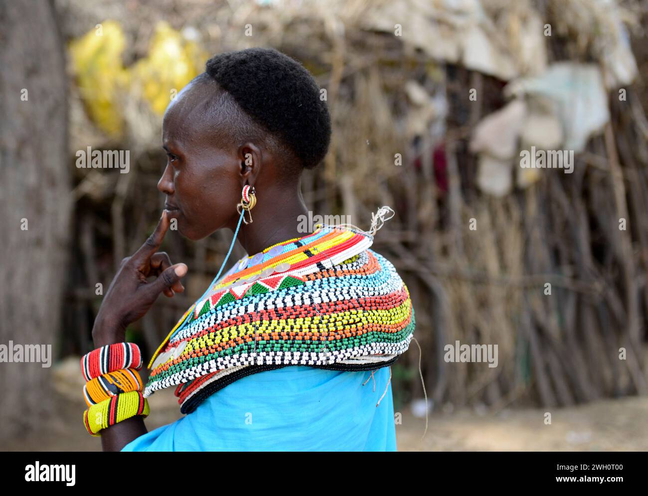 Une femme Samburu colorée dans le nord-ouest du Kenya. Banque D'Images