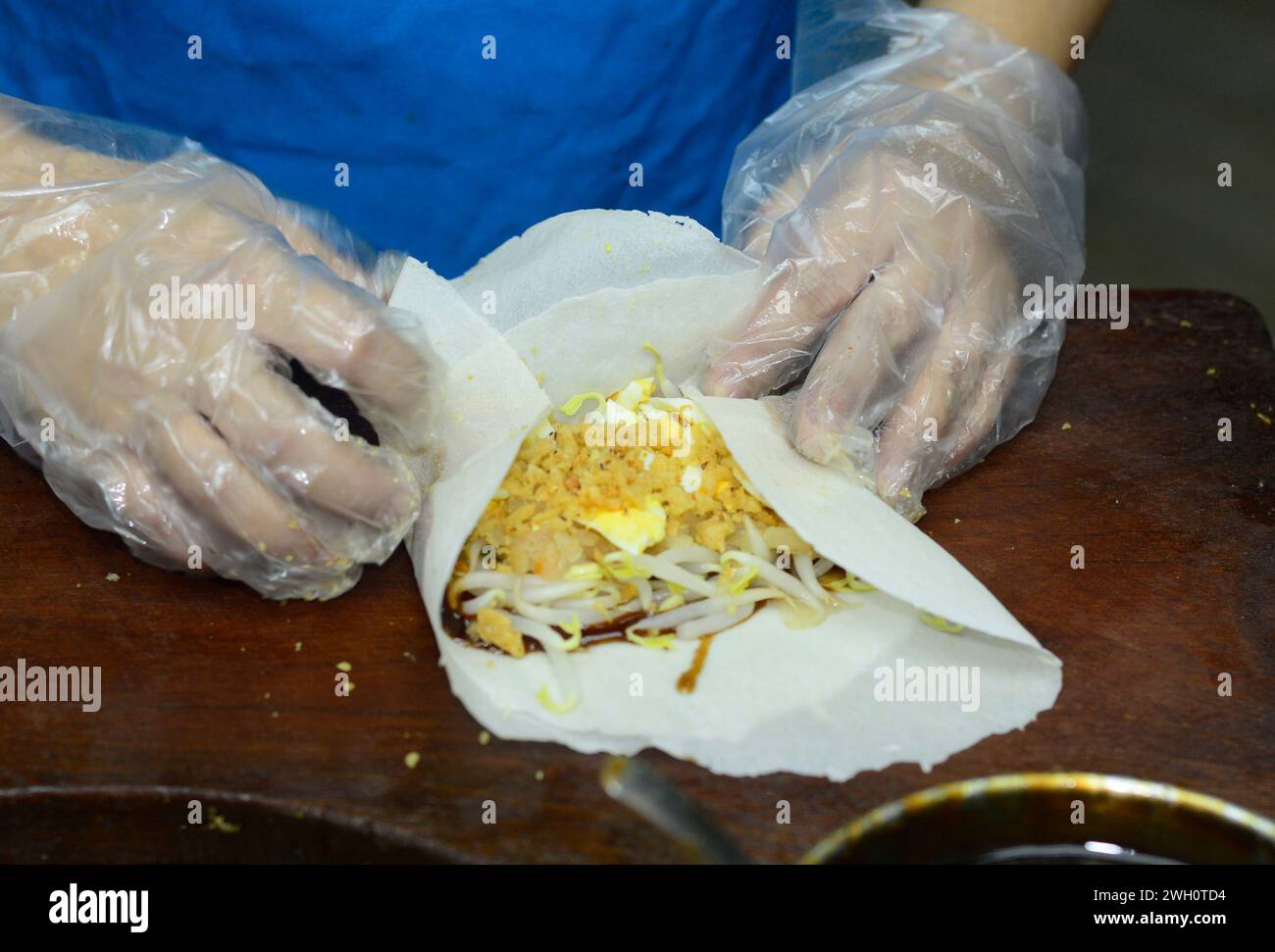 Popiah est un grand rouleau de printemps populaire à Singapour. Banque D'Images