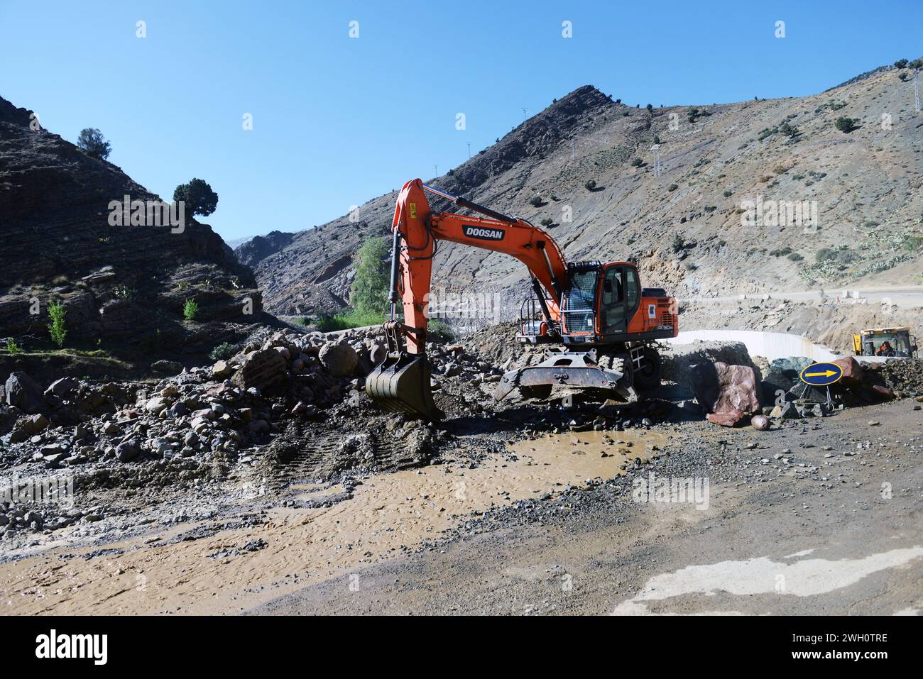 Construction de routes dans les montagnes du Haut Atlas au Maroc. Banque D'Images