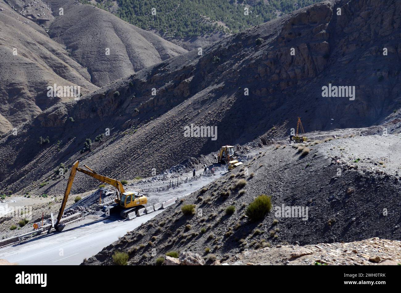 Construction de routes dans les montagnes du Haut Atlas au Maroc. Banque D'Images