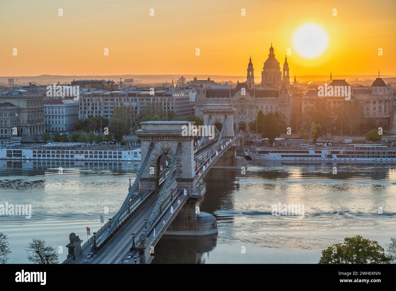 Budapest Hongrie, vue sur la ville au lever du soleil sur le Danube avec le pont des chaînes et la basilique Saint-Étienne Banque D'Images