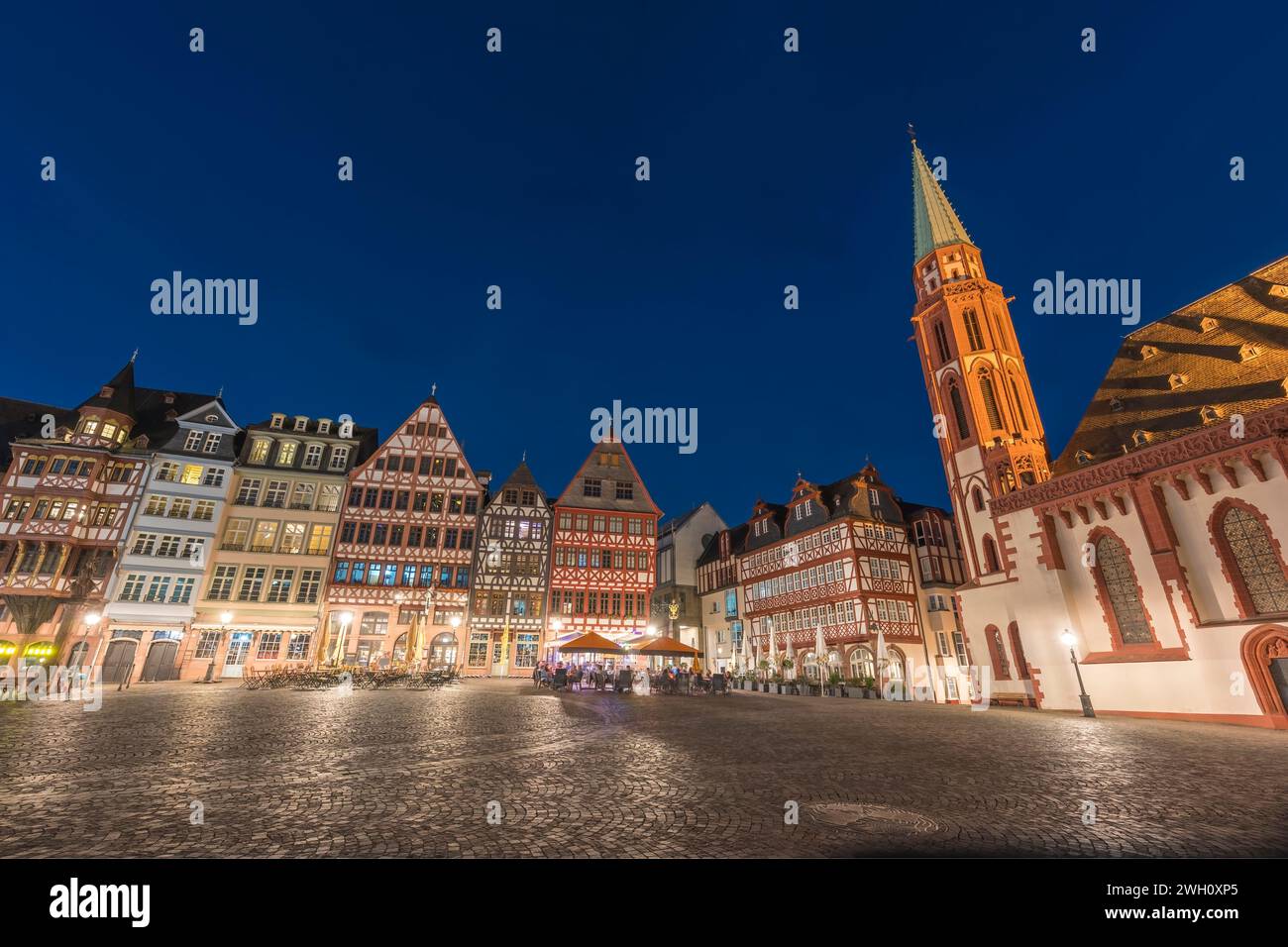 Francfort Allemagne, horizon nocturne de la ville sur la place de la vieille ville Romer Banque D'Images