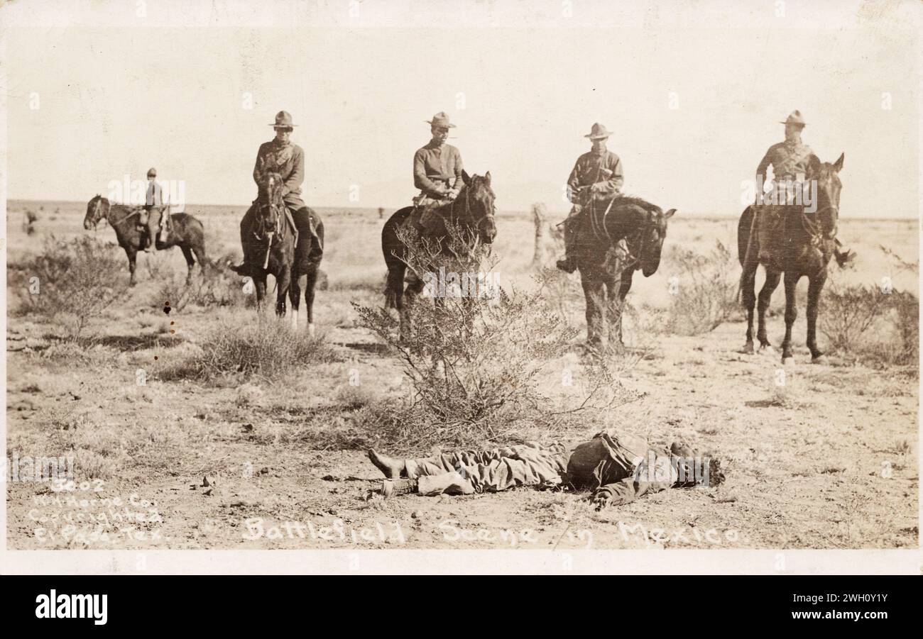 Soldats à cheval observant un homme décédé, scène du champ de bataille au Mexique, Révolution mexicaine, environ 1916 carte postale. Horne photographe Banque D'Images