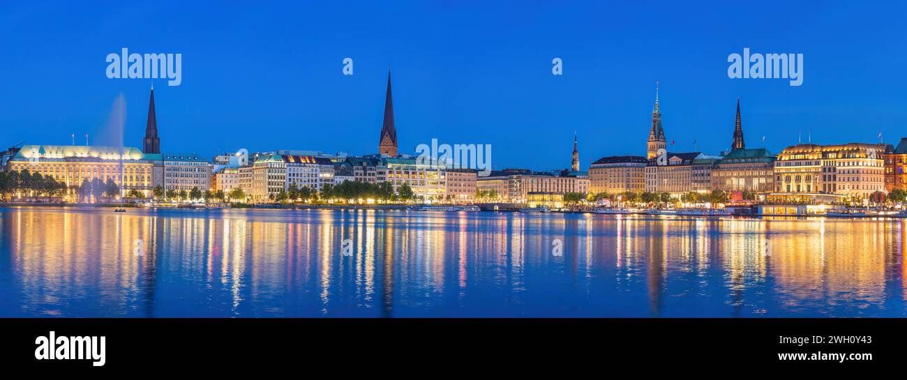 Hambourg Allemagne, panorama nocturne de la ville Skyline au lac Alster avec fontaine Banque D'Images