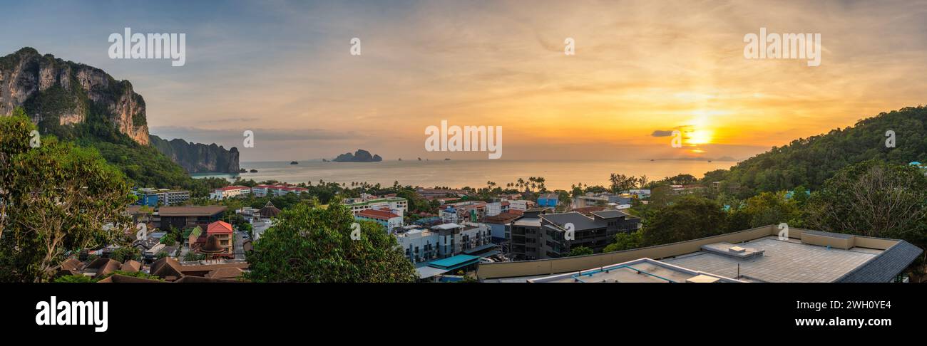 Coucher de soleil tropical sur la plage d'Ao Nang avec montagne de calcaire, panorama de paysage de la nature vue à angle élevé de Krabi Thaïlande Banque D'Images