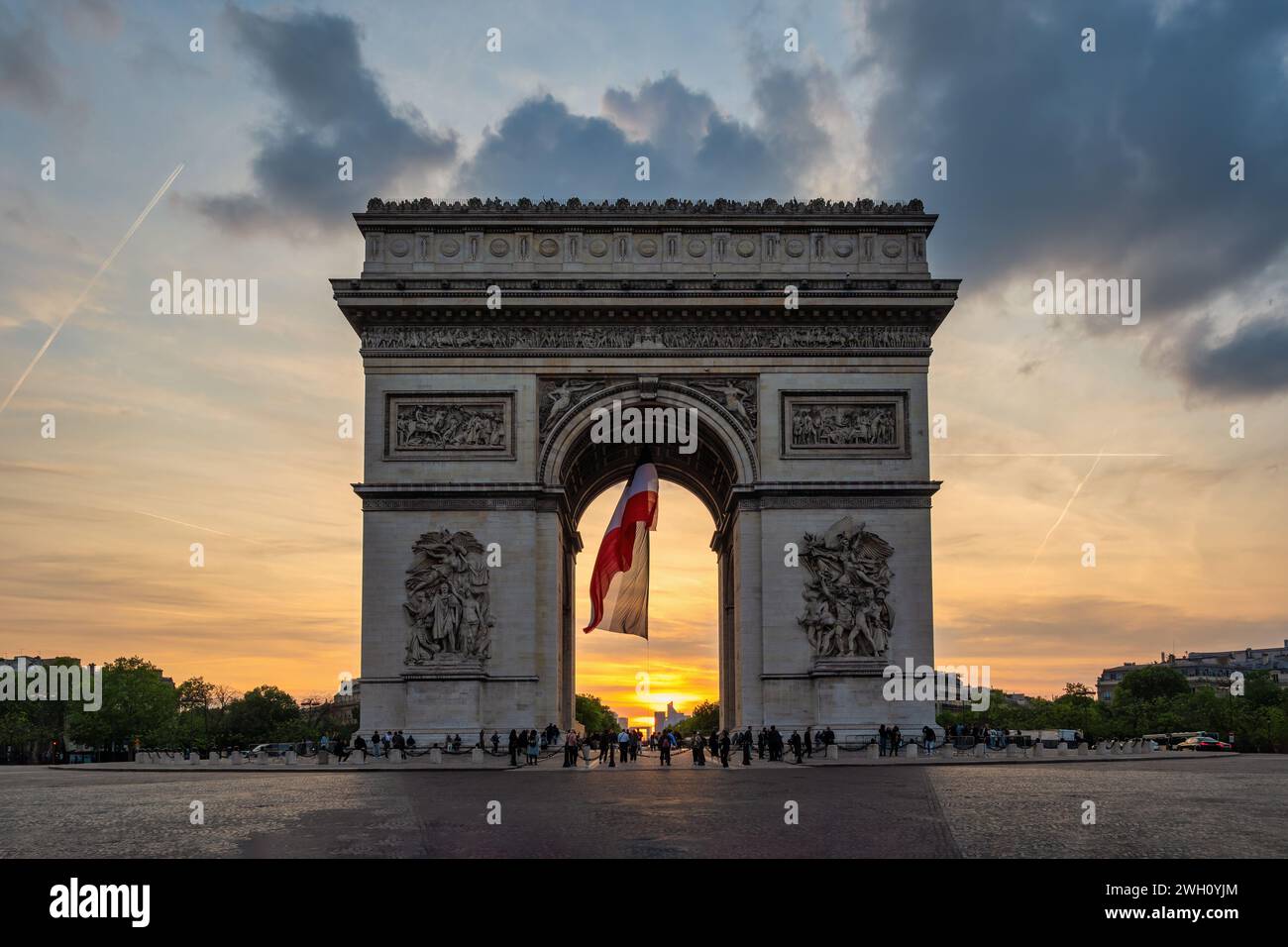 Paris France, coucher de soleil sur les toits de la ville à l'Arc de Triomphe et aux champs Elysées Banque D'Images