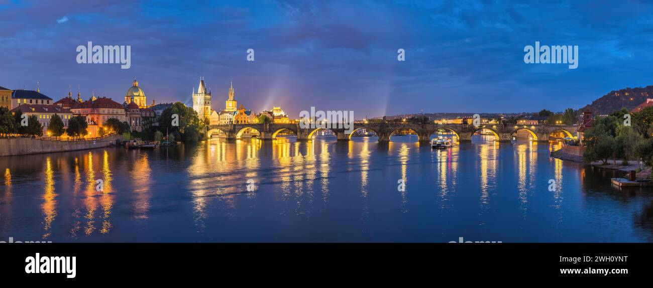 Prague Tchéquie République Tchèque, panorama nocturne de la ville au pont Charles et la vieille ville de Prague Banque D'Images