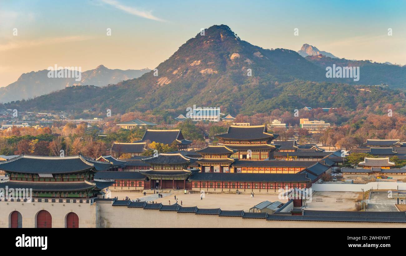Séoul Corée du Sud, horizon de la ville au palais de Gyeongbokgung et montagne en automne Banque D'Images